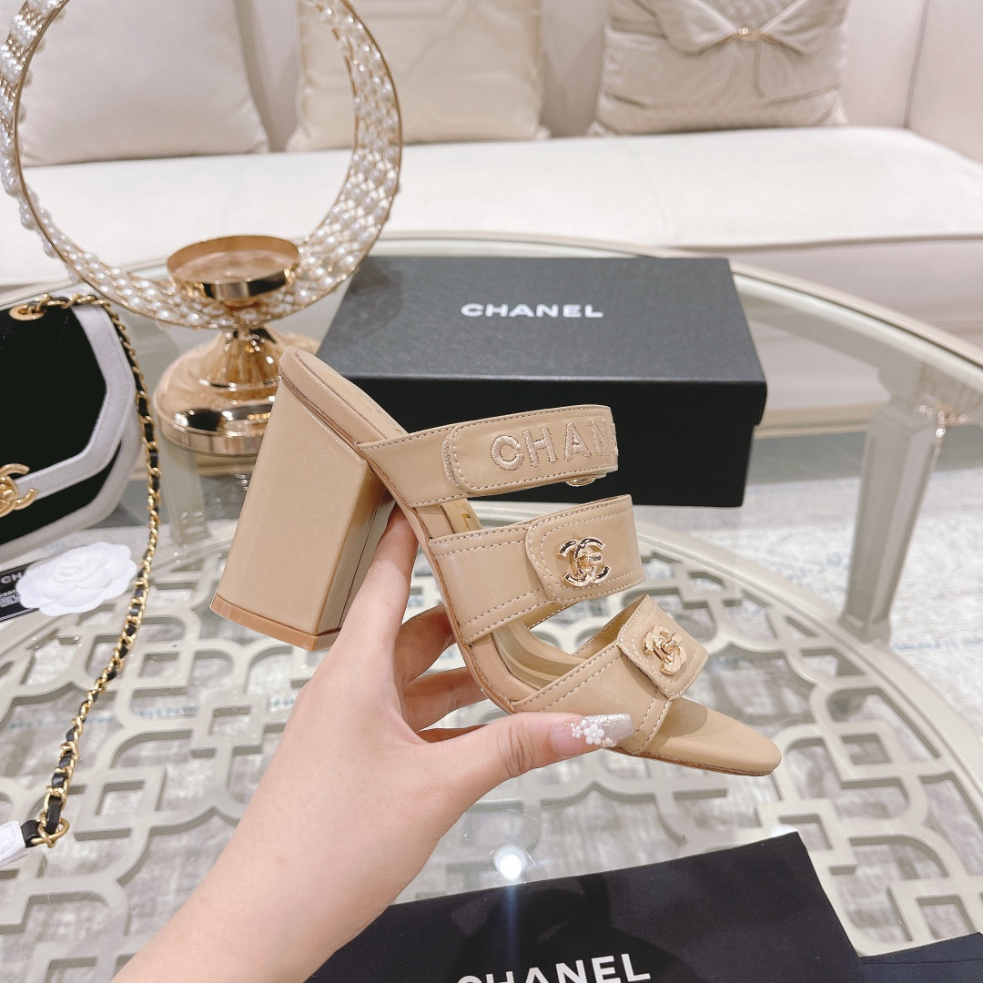 ua Ch*el sandal