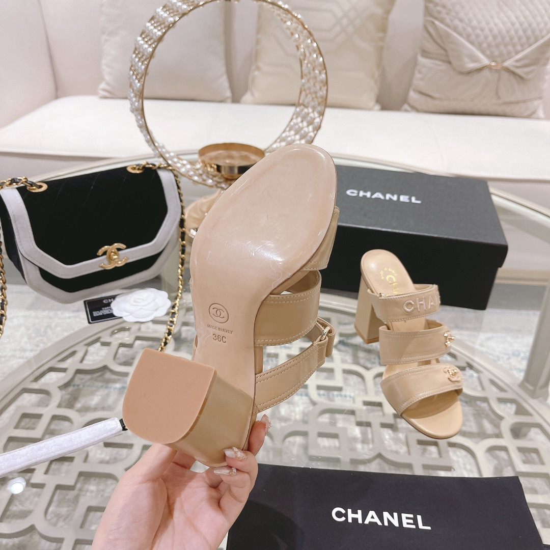 ua Ch*el sandal