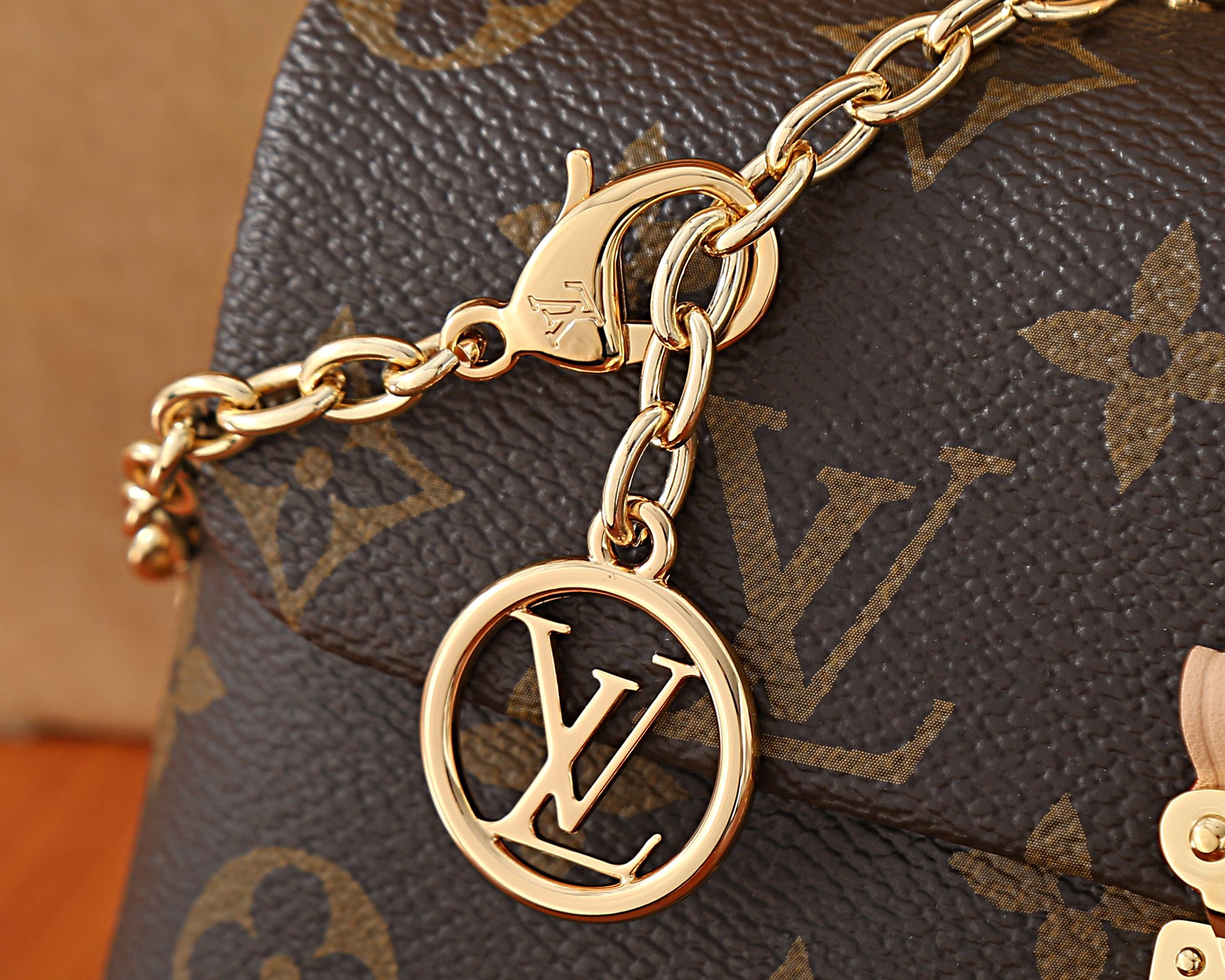 LV Nano Madeleine M28426 21x12.5x6cm