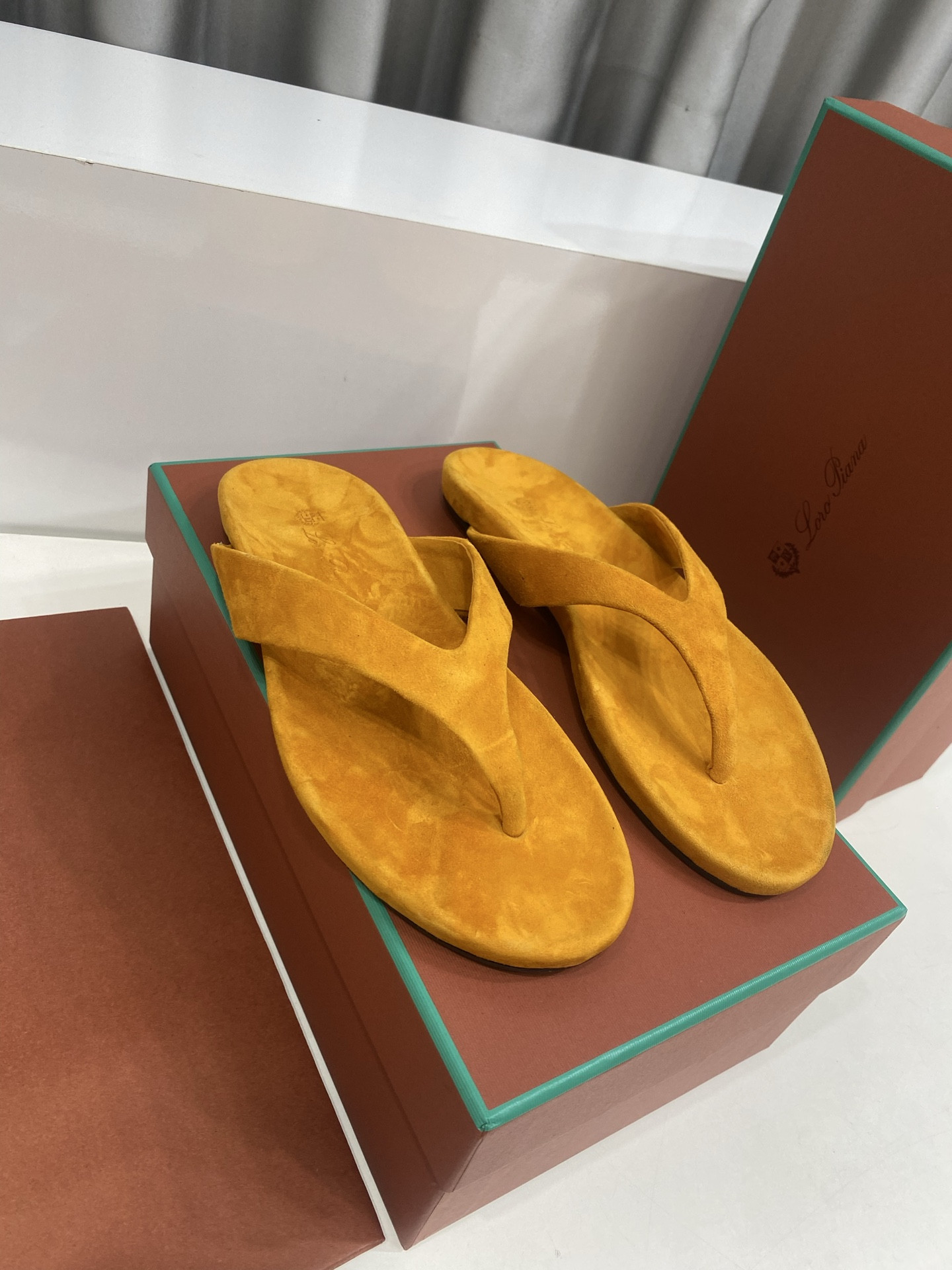 ua L**o p*ana ida sandal
