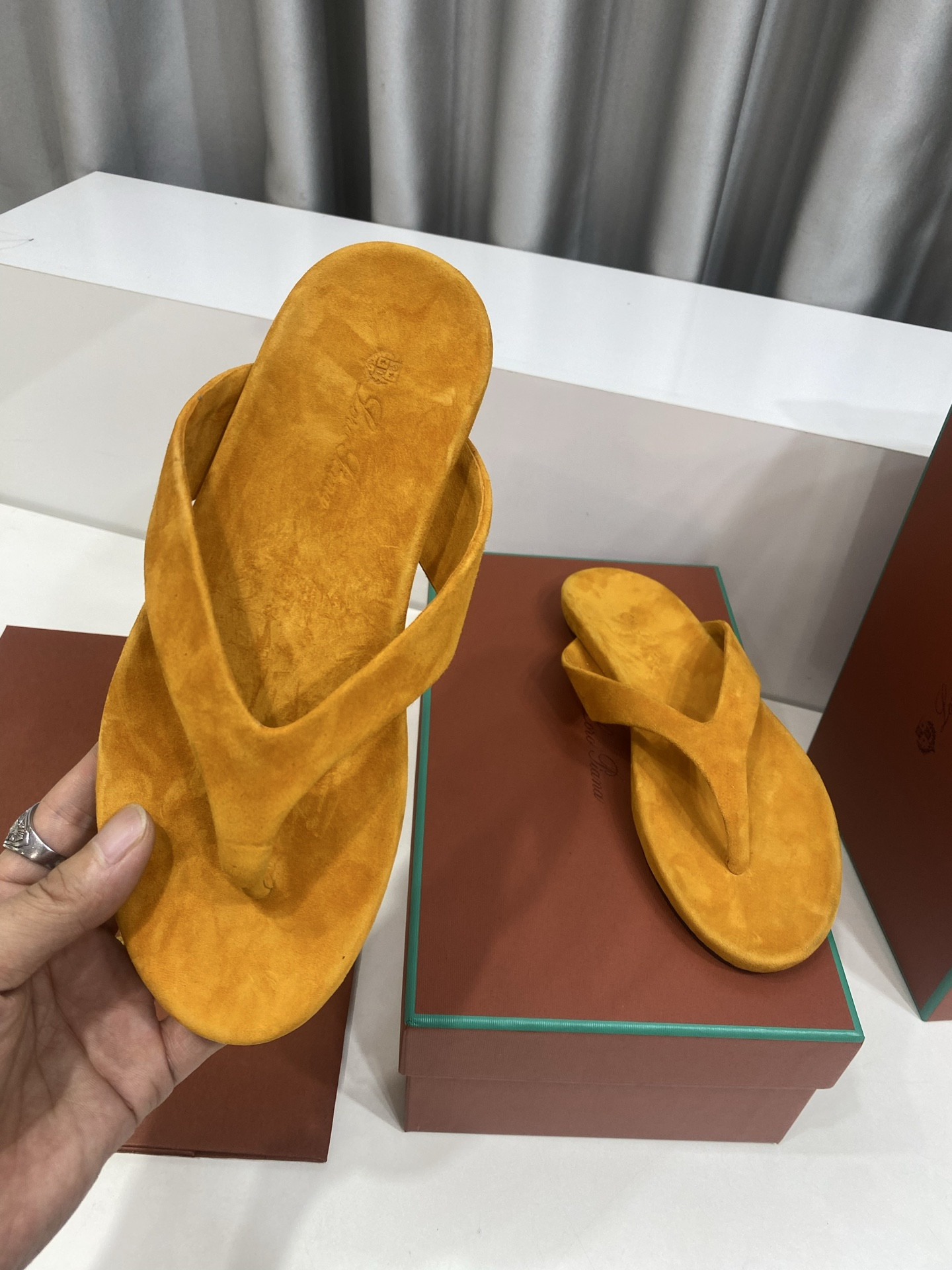 ua L**o p*ana ida sandal