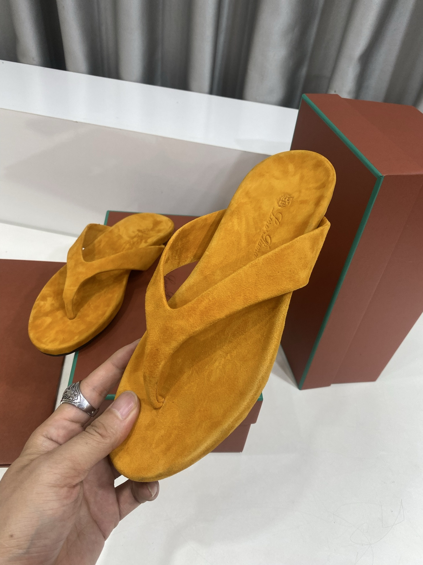 ua L**o p*ana ida sandal