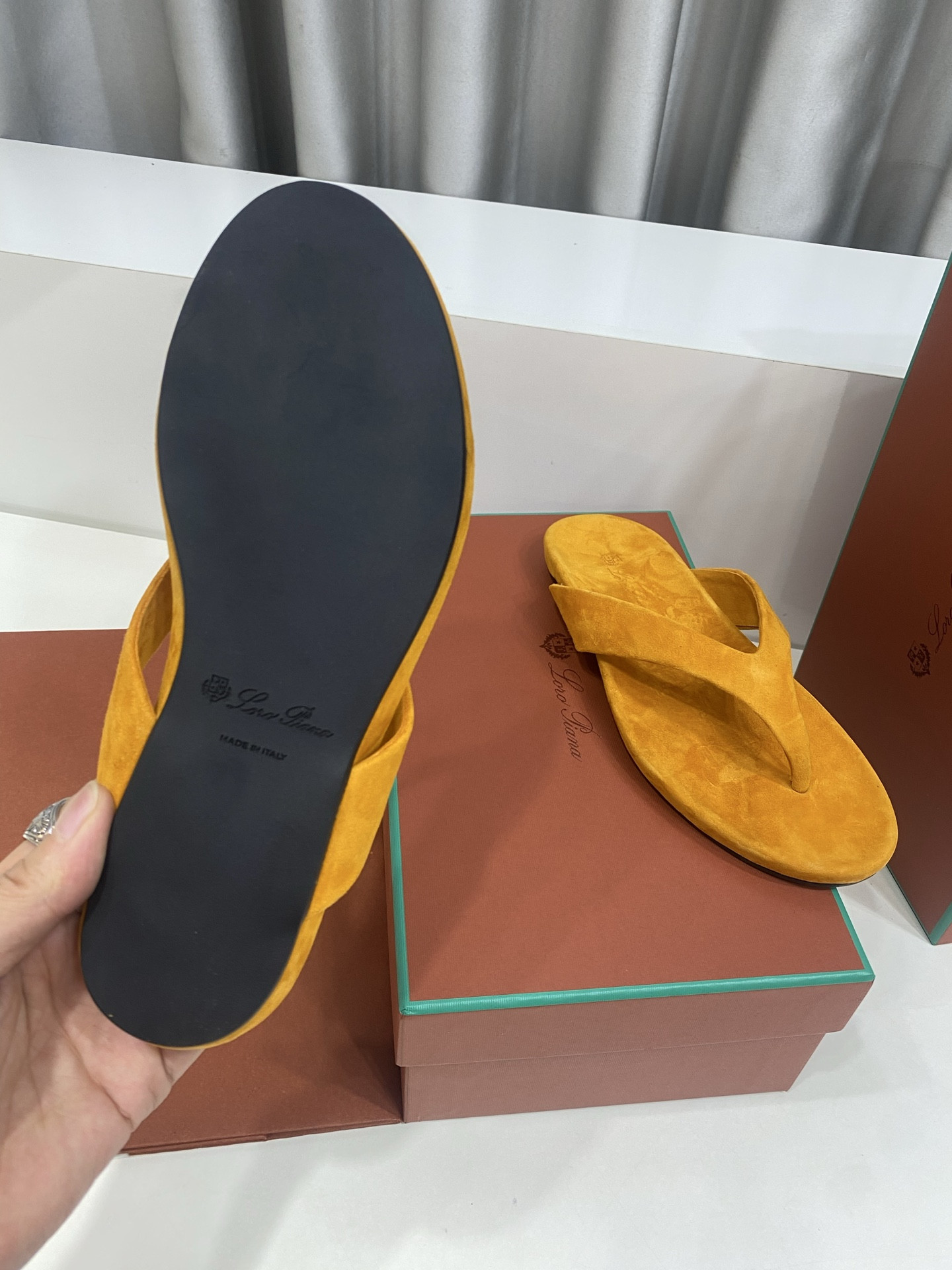 ua L**o p*ana ida sandal
