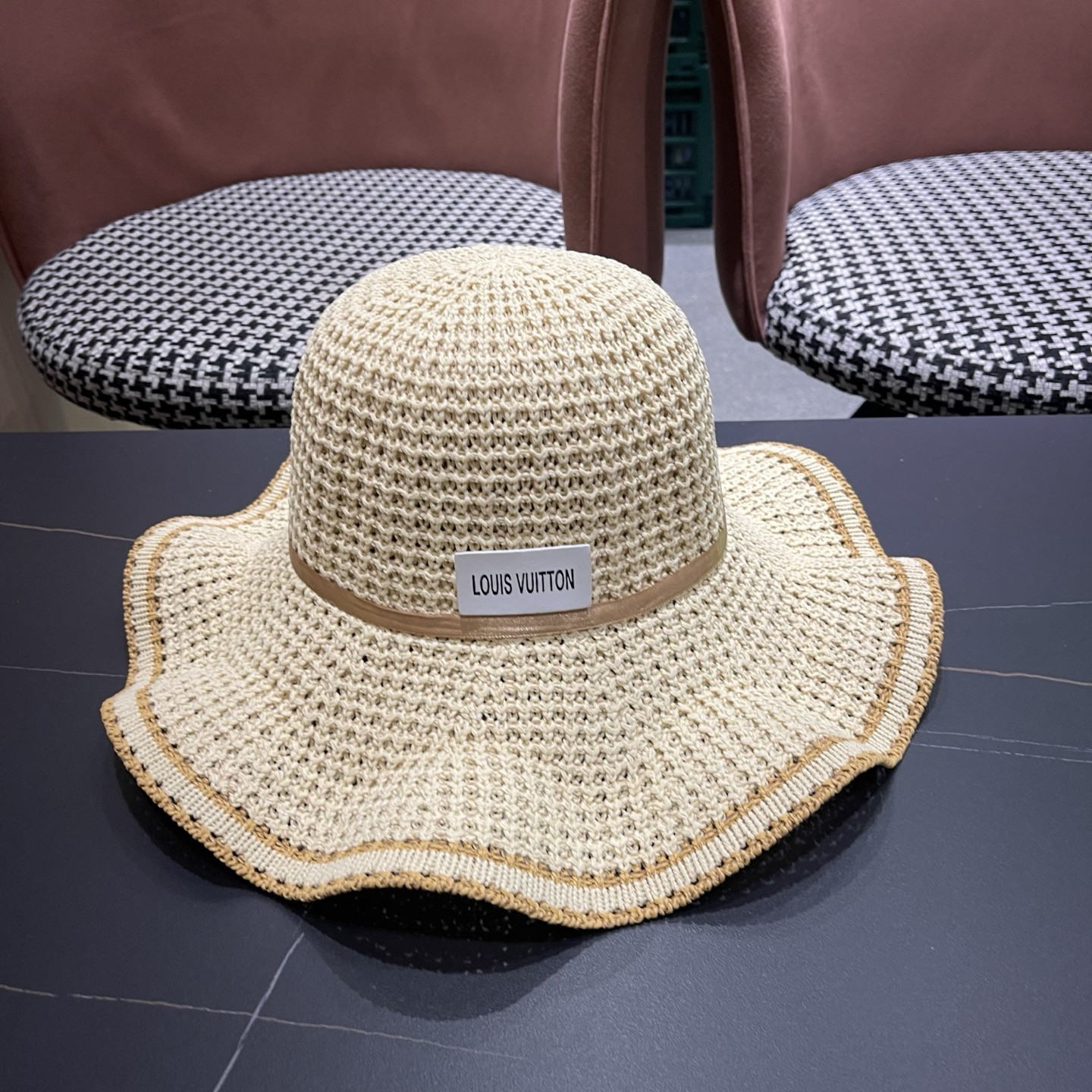 l0*is V*t0n straw hat