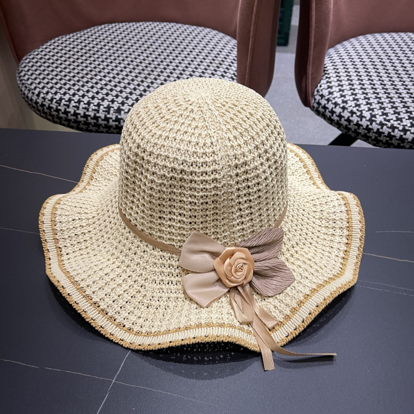 l0*is V*t0n straw hat