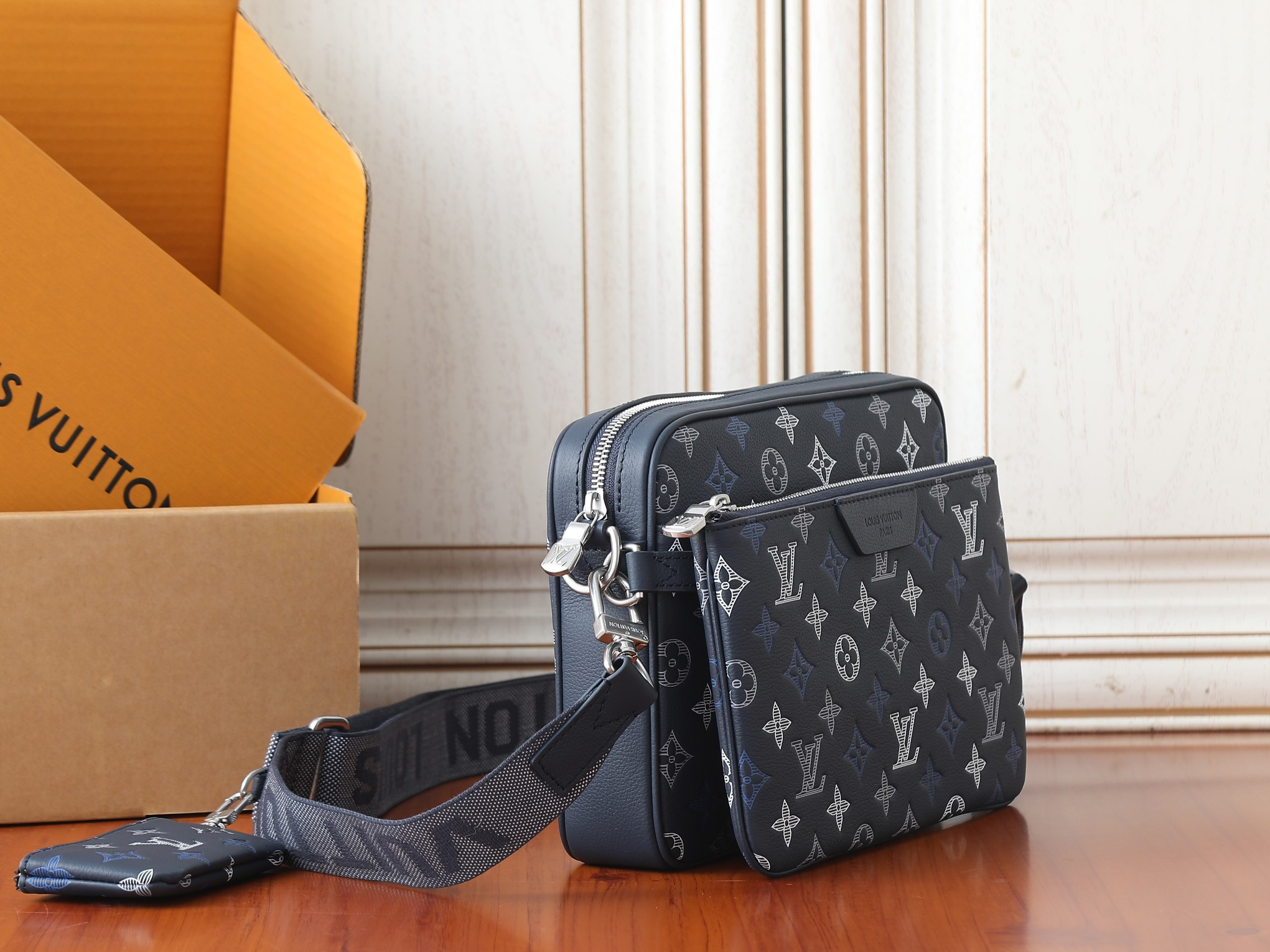 LV Trio Messenger Bag M28618 25x18.5x7cm