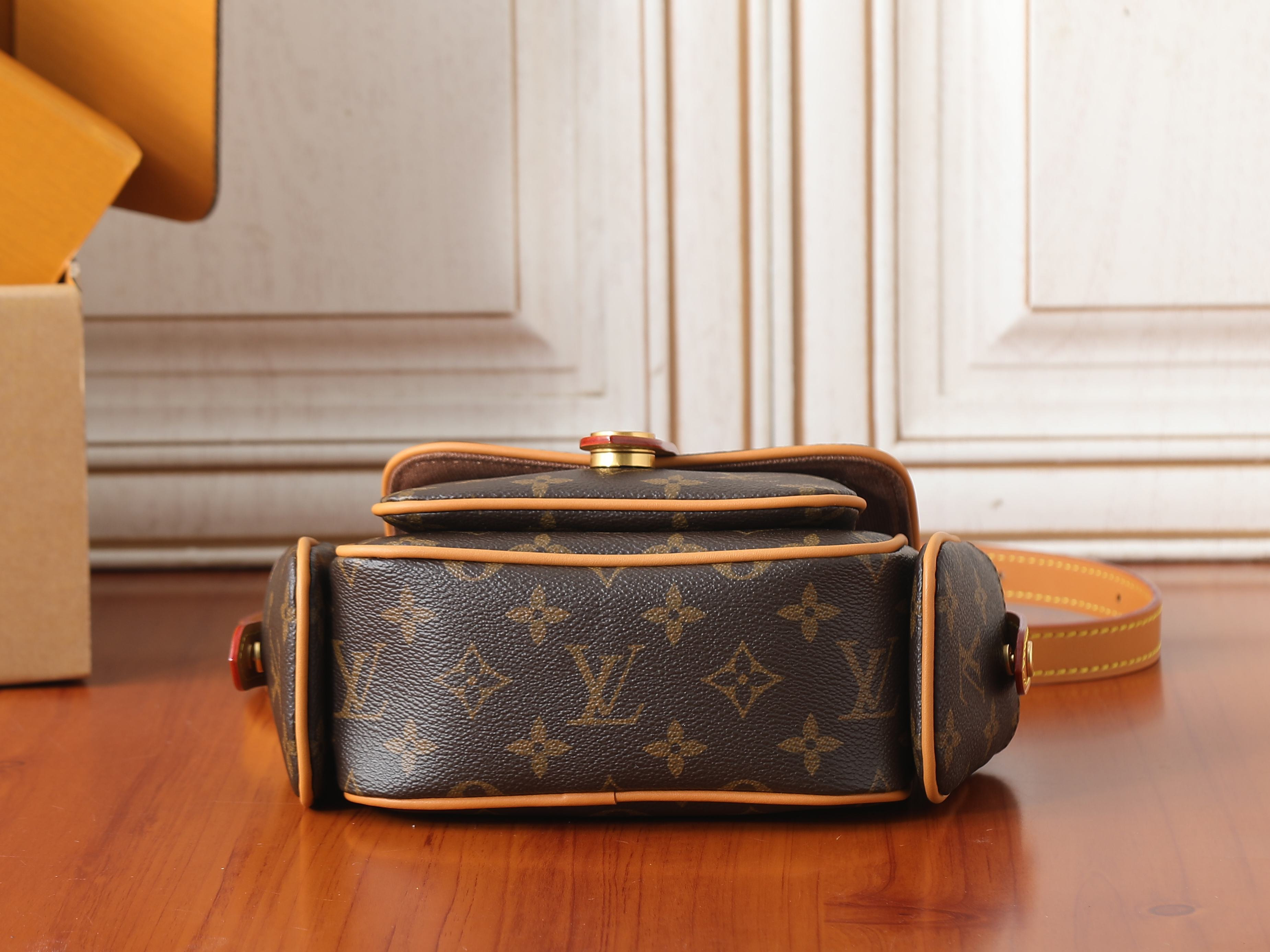 LV Cargo Wearable Wallet M14742 23x14x10cm