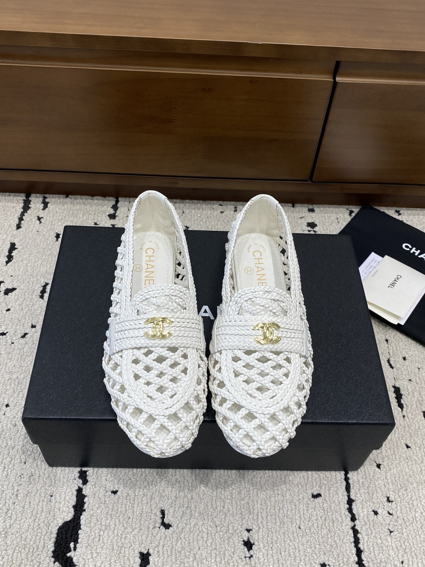 ua Ch*el flat shoes