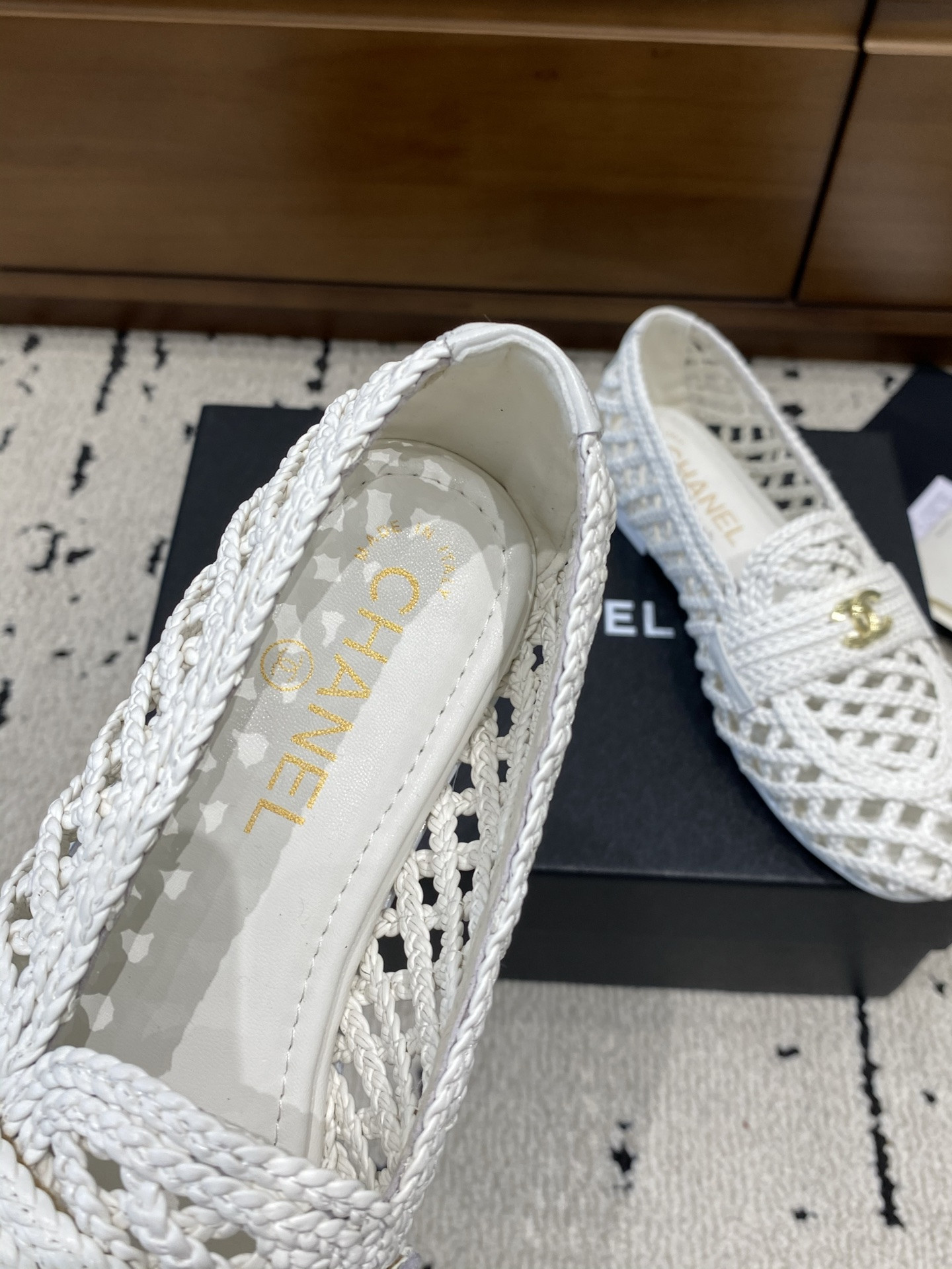 ua Ch*el flat shoes