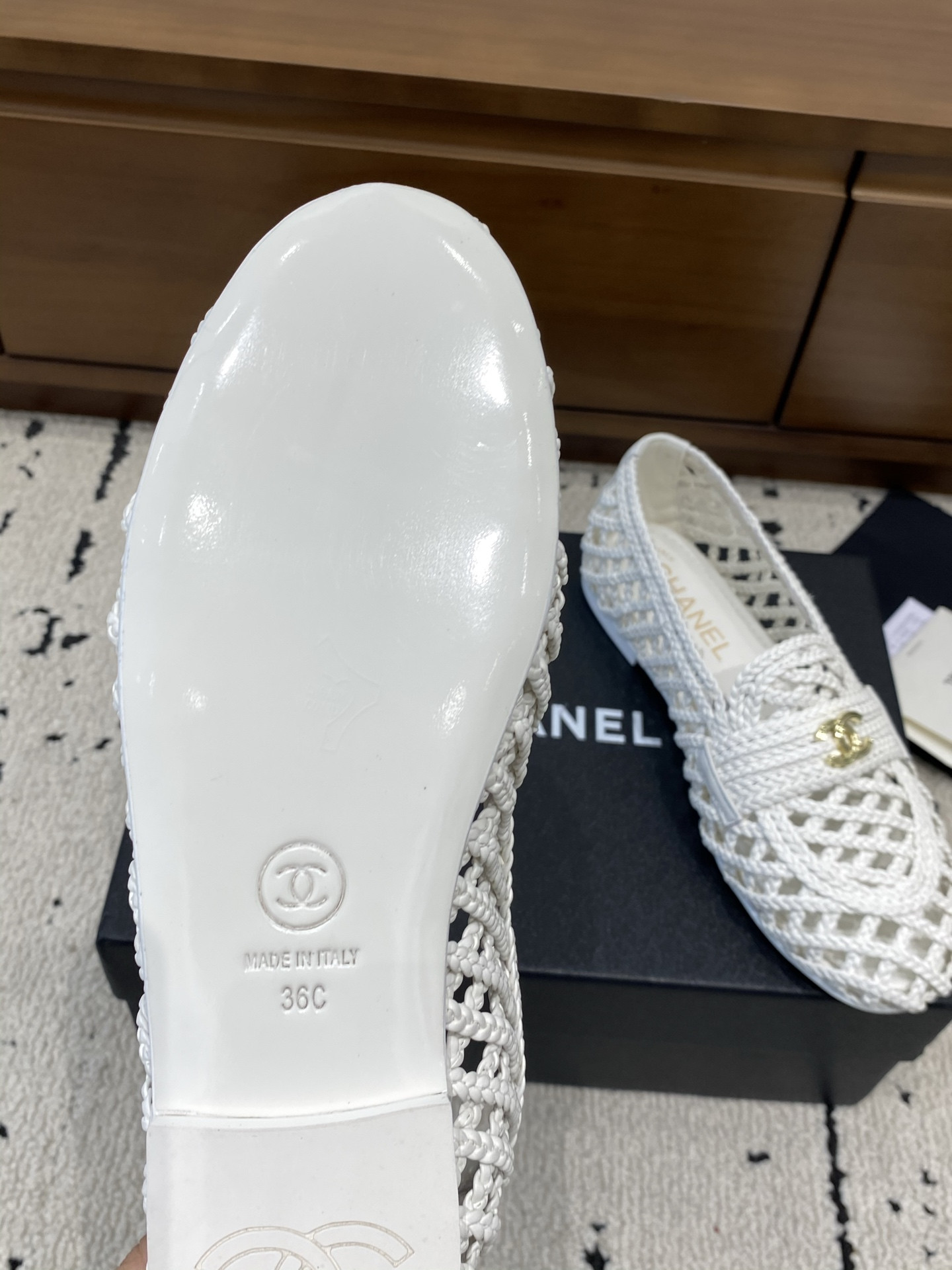 ua Ch*el flat shoes