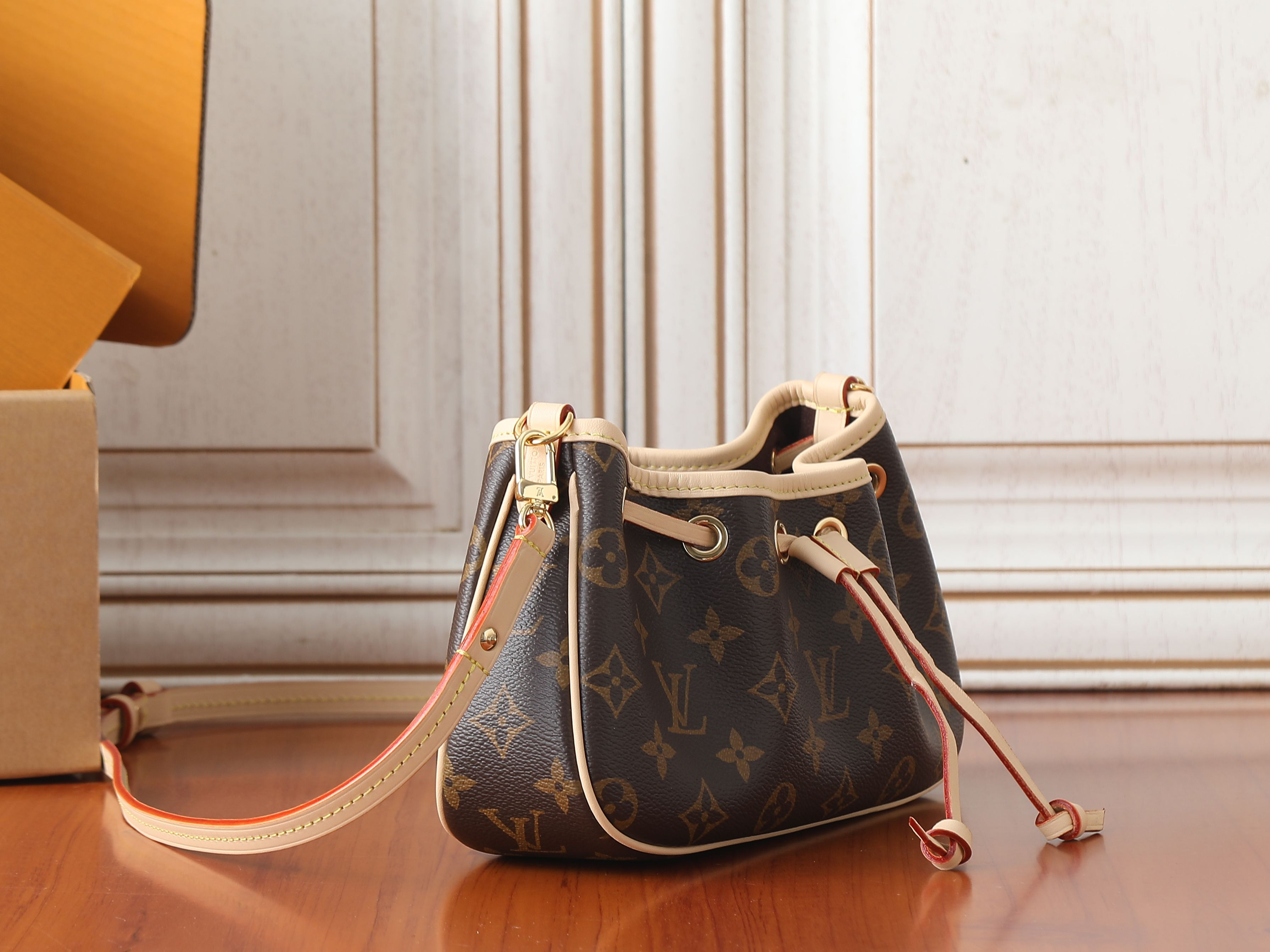 LV Nano Frivole M29537 24x13x8cm