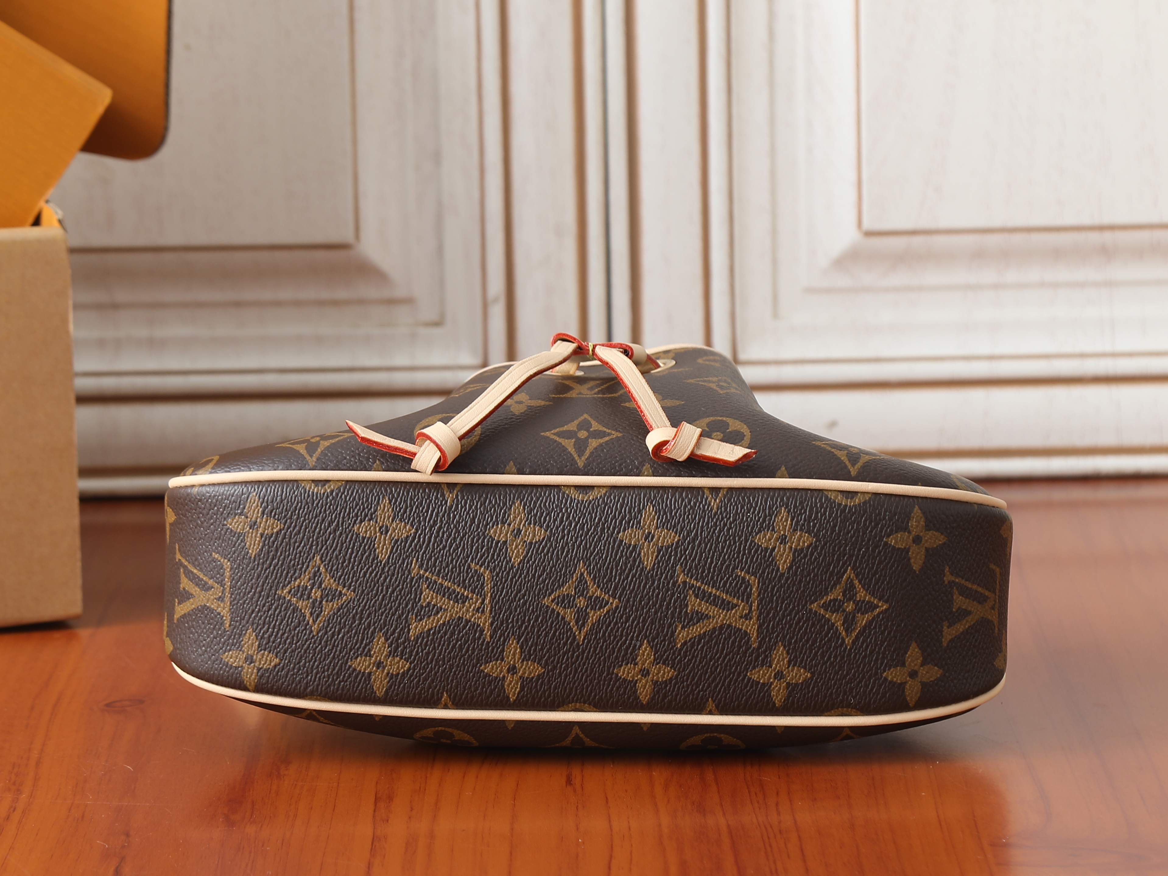 LV Nano Frivole M29537 24x13x8cm