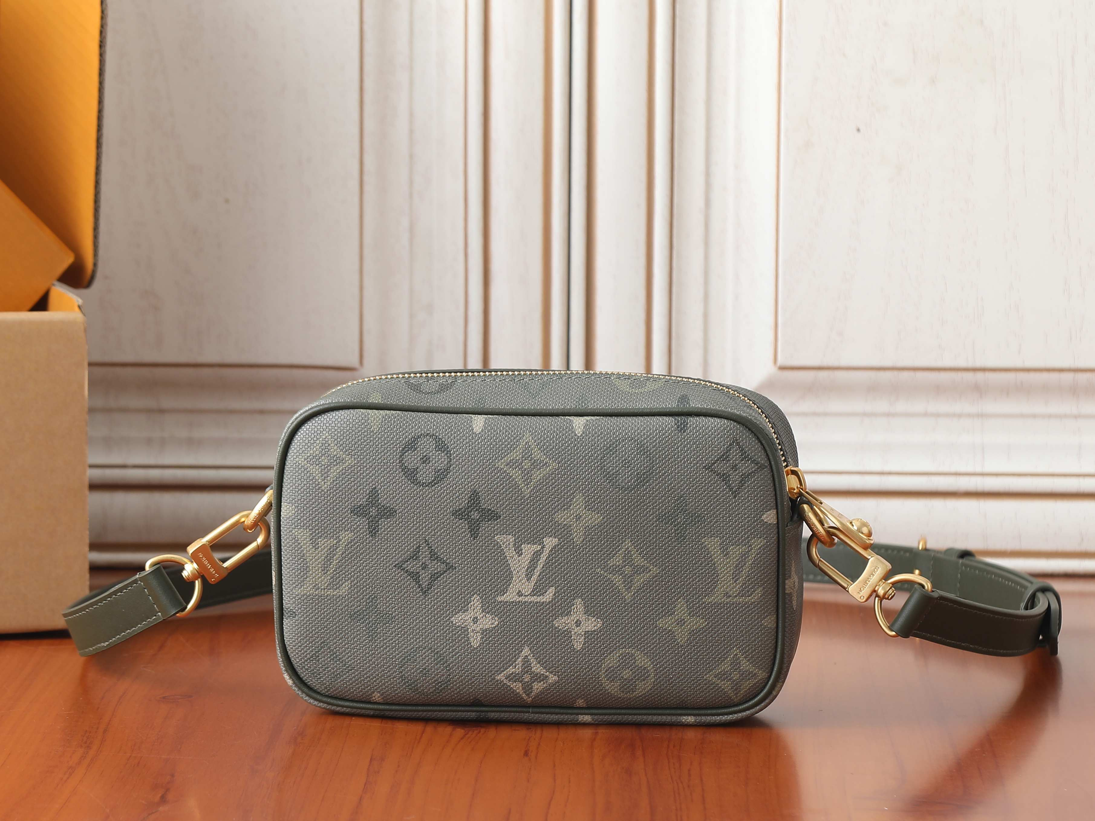 LV Trocadero Wearable Wallet M26937 20x13x6.5cm