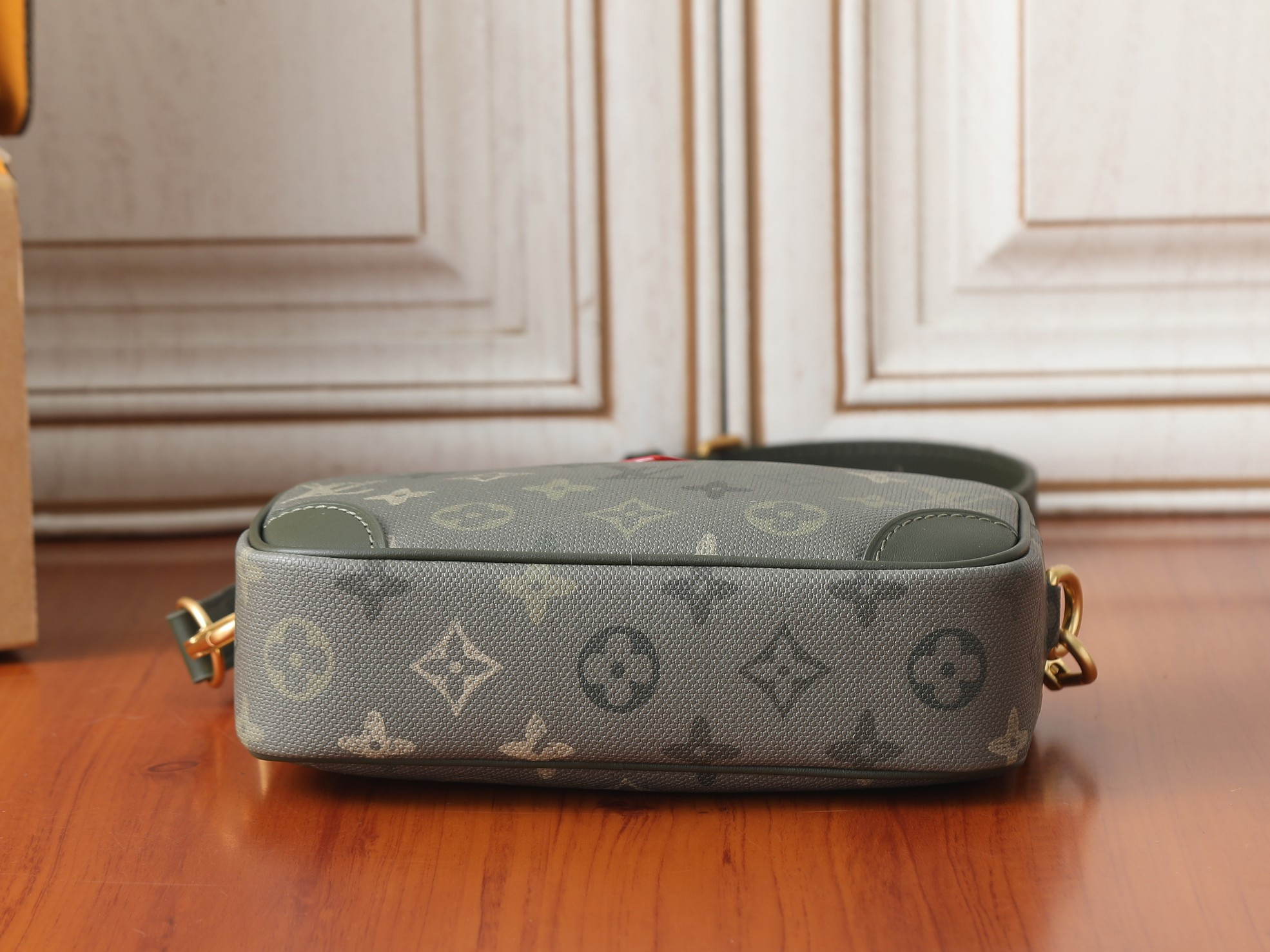 LV Trocadero Wearable Wallet M26937 20x13x6.5cm