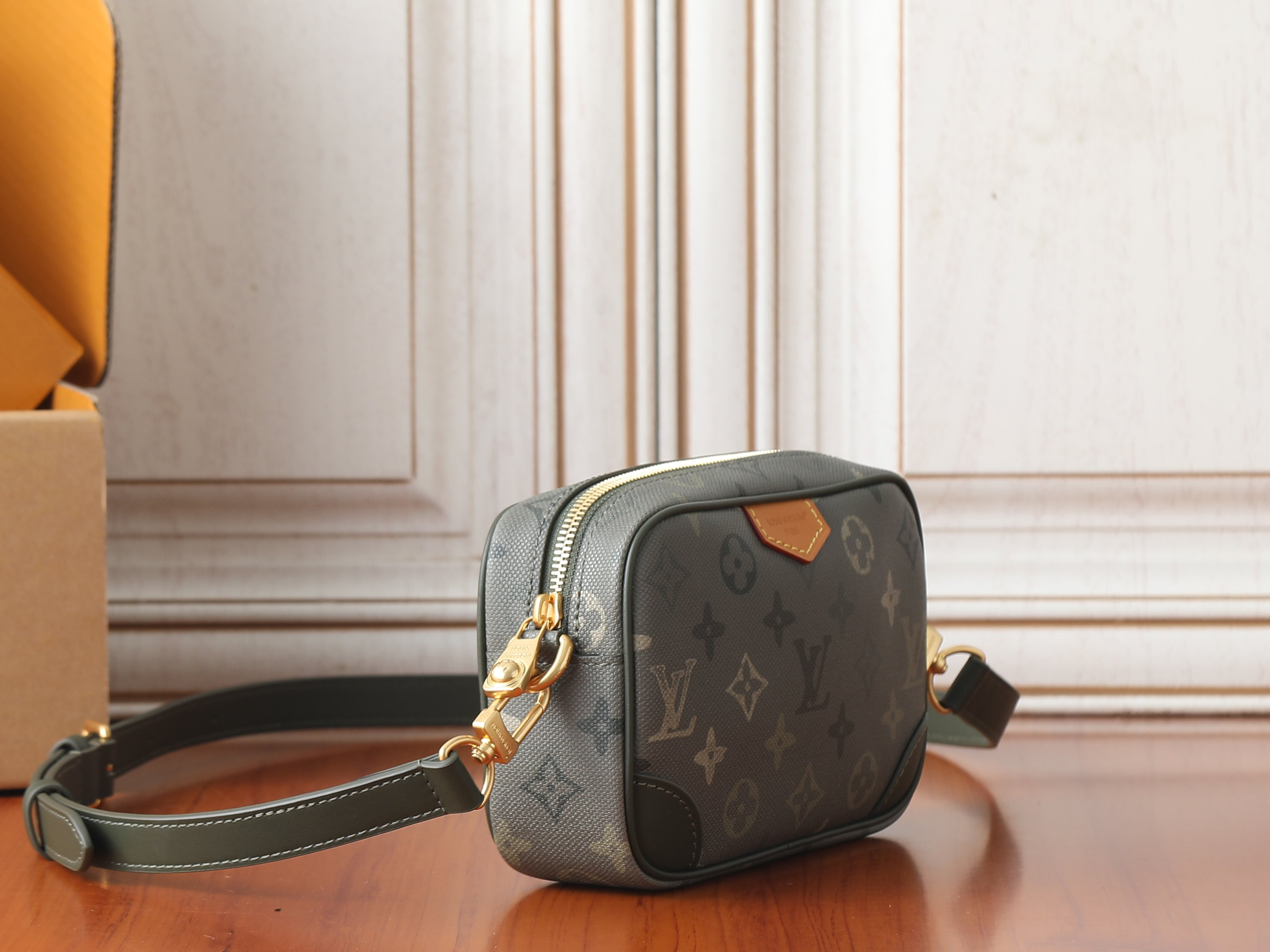 LV Trocadero Wearable Wallet M26937 20x13x6.5cm