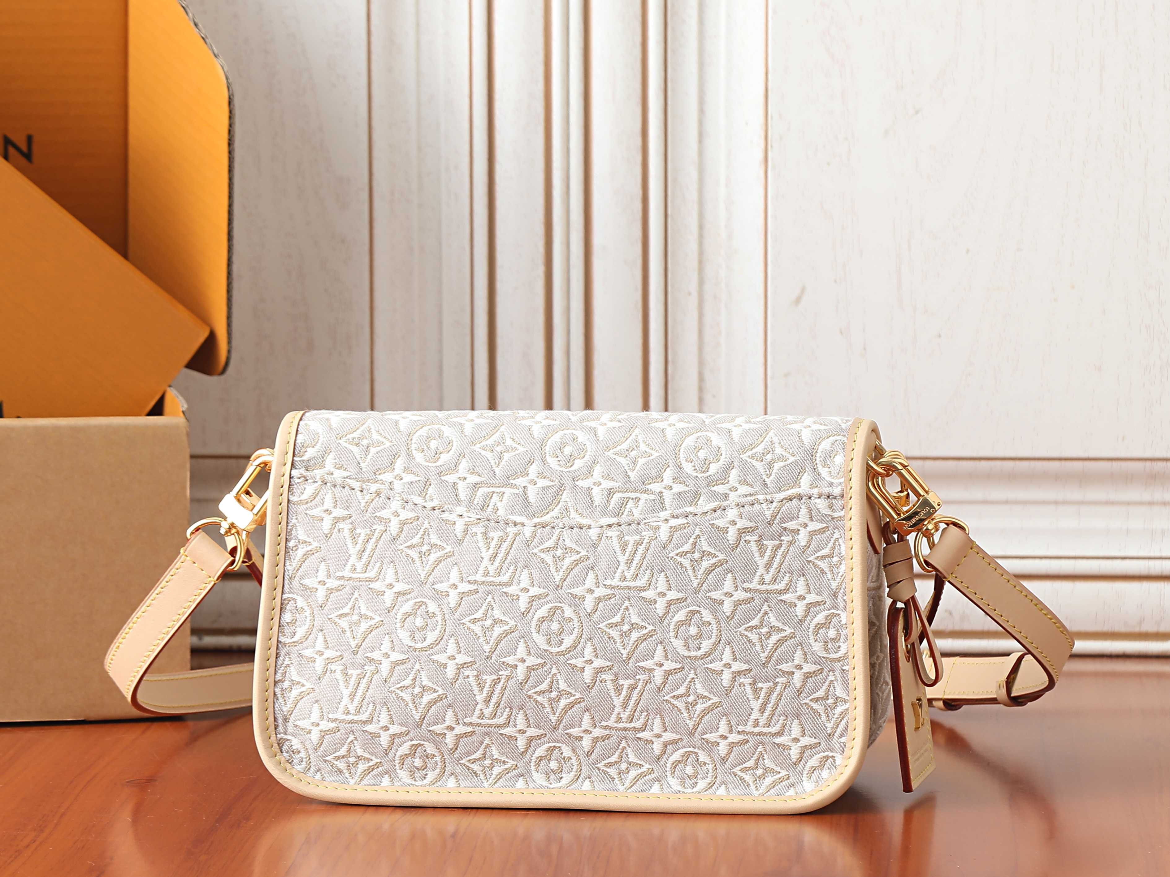 LV Diane PM M29795 24x15x9cm