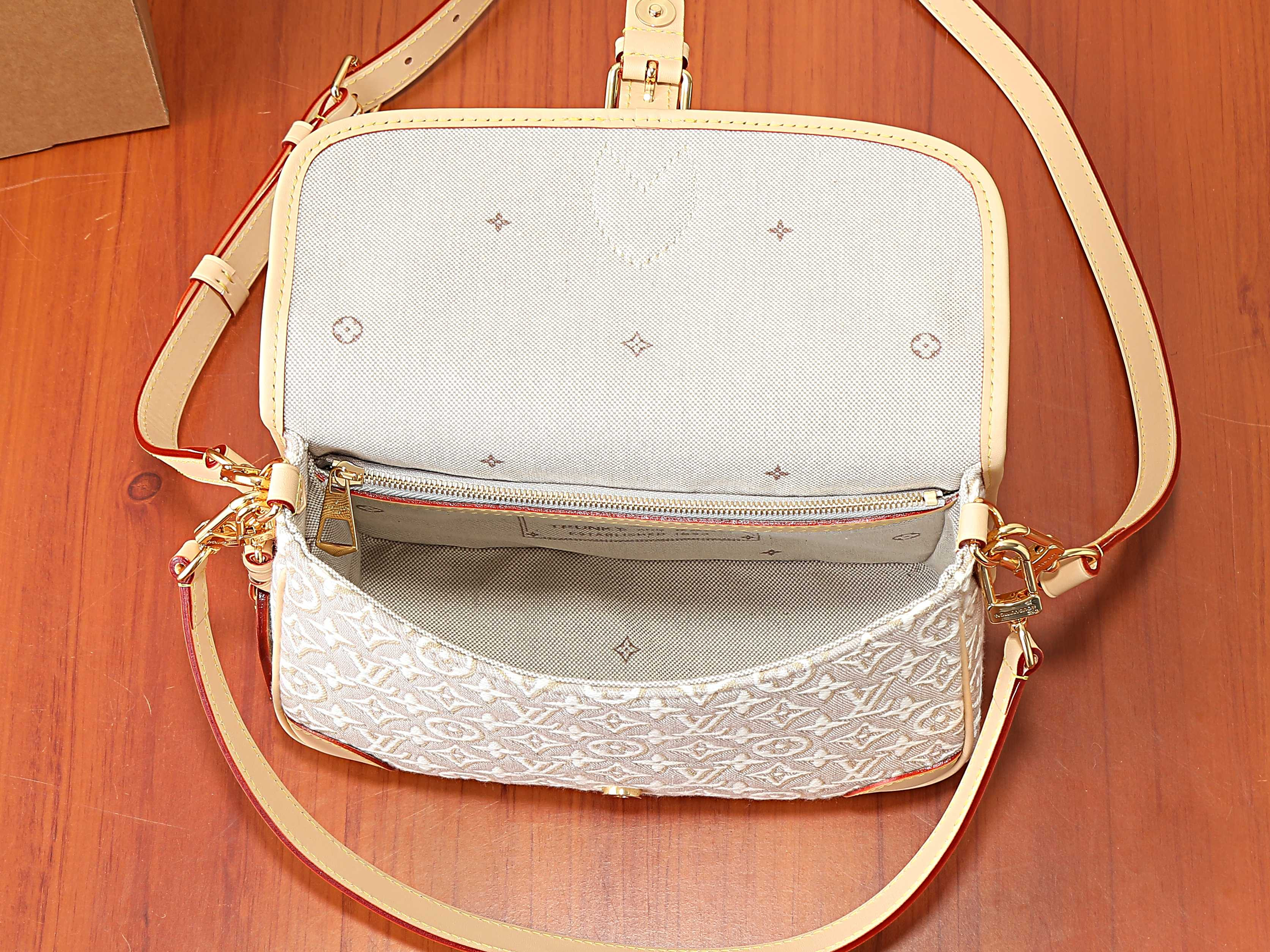 LV Diane PM M29795 24x15x9cm