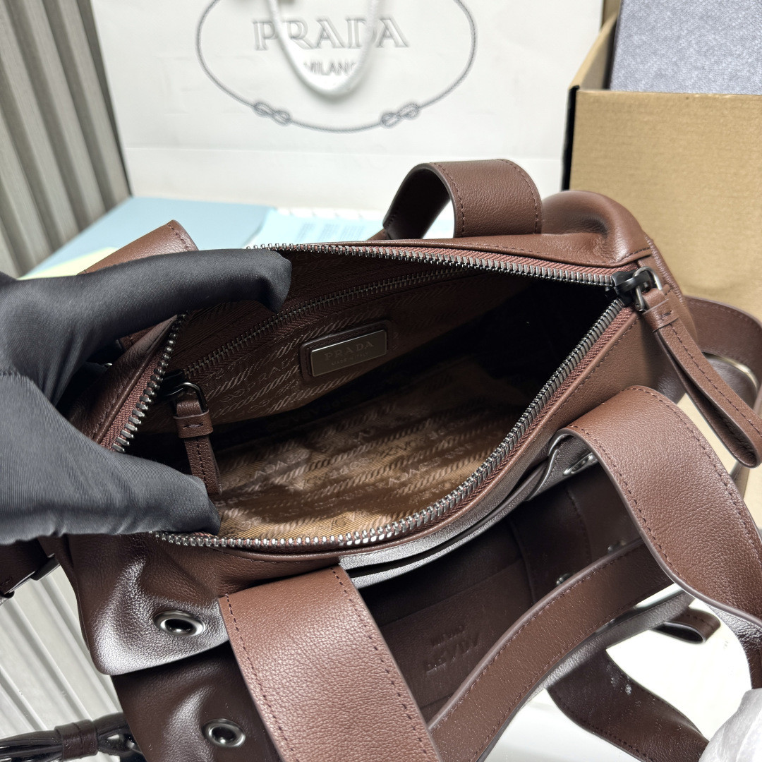 Pra*a route medium leather top handle bag 12x29x12cm