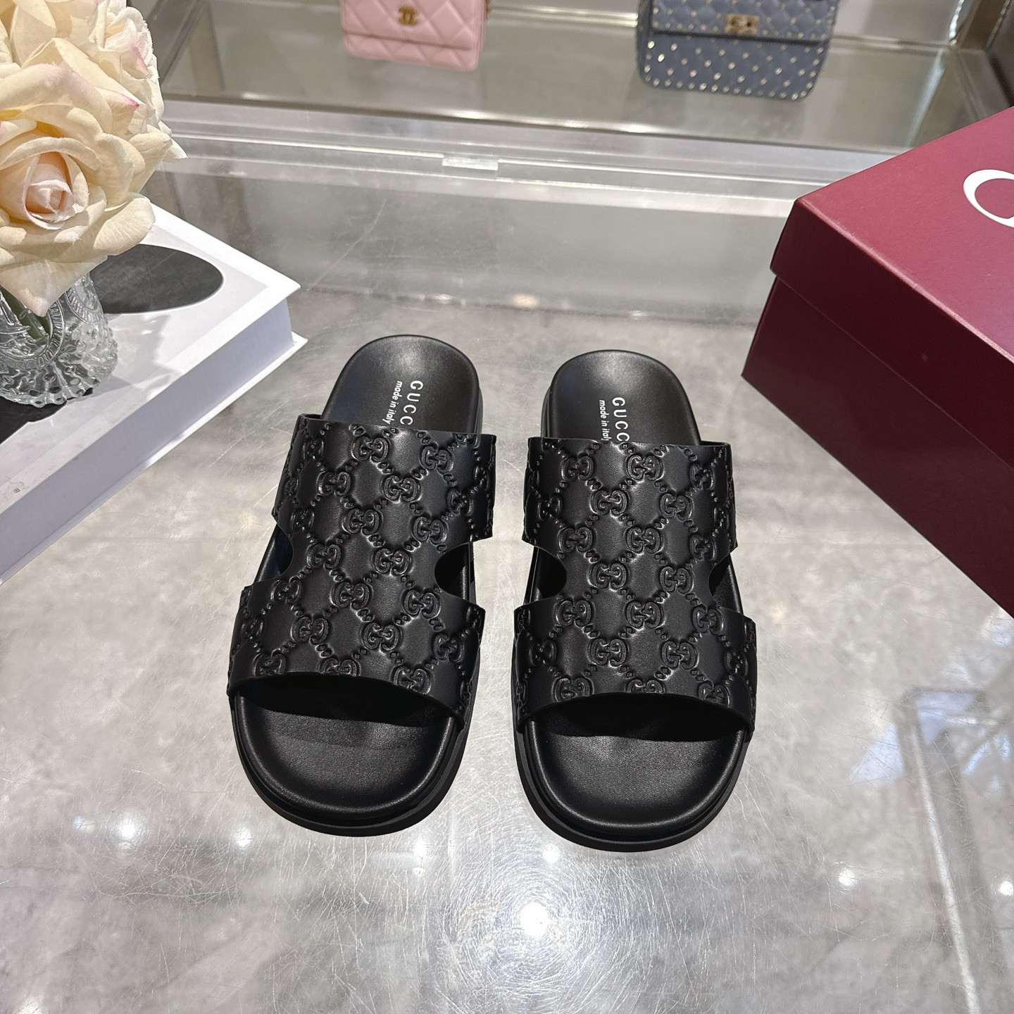 ua G*u*i slides
