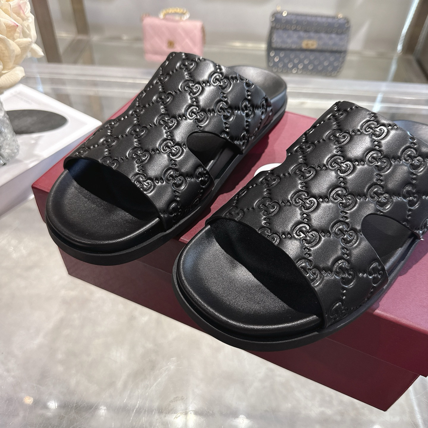ua G*u*i slides