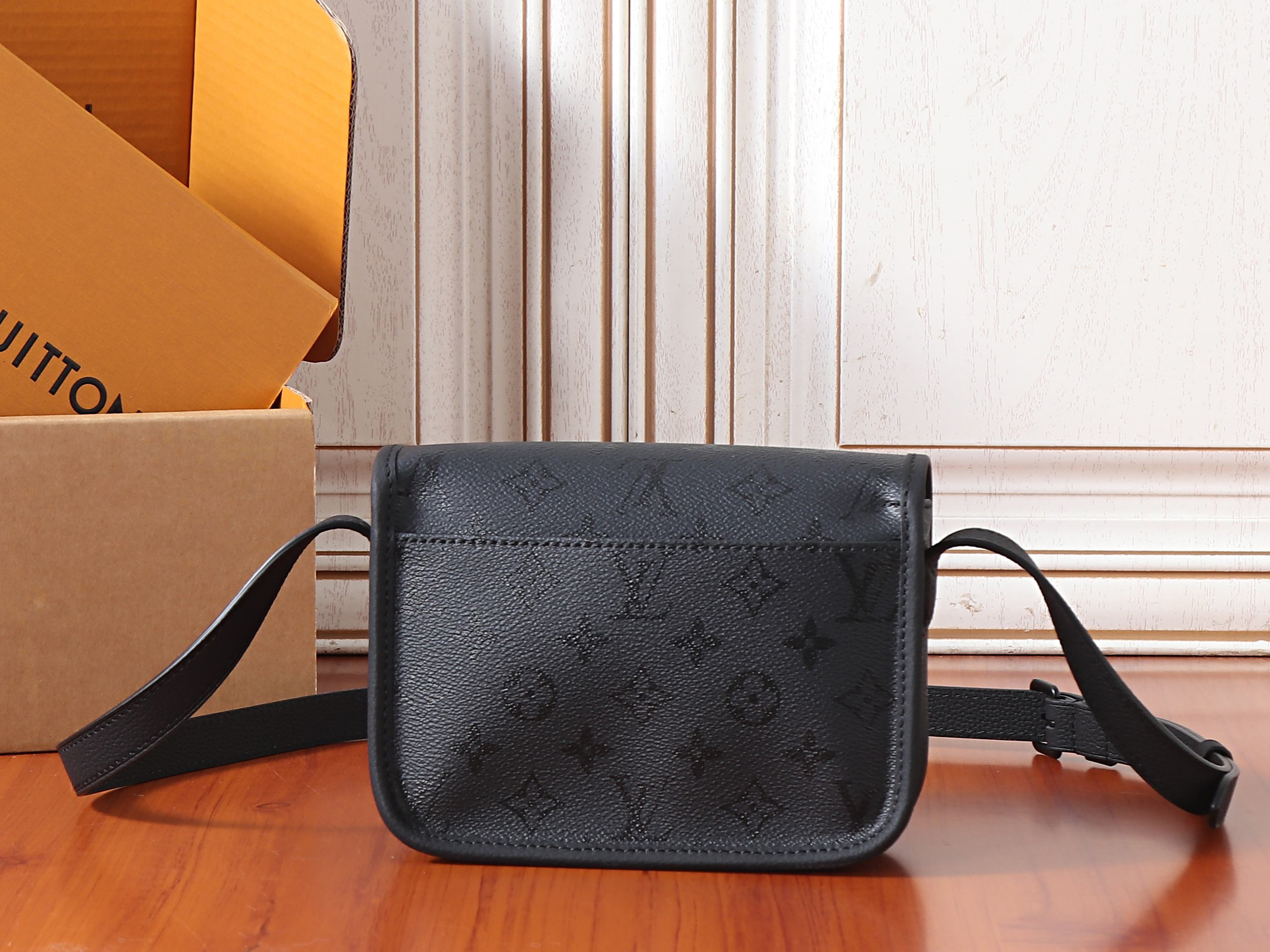 LV Satchel Wearable Wallet M2A259 19.5x15x6cm