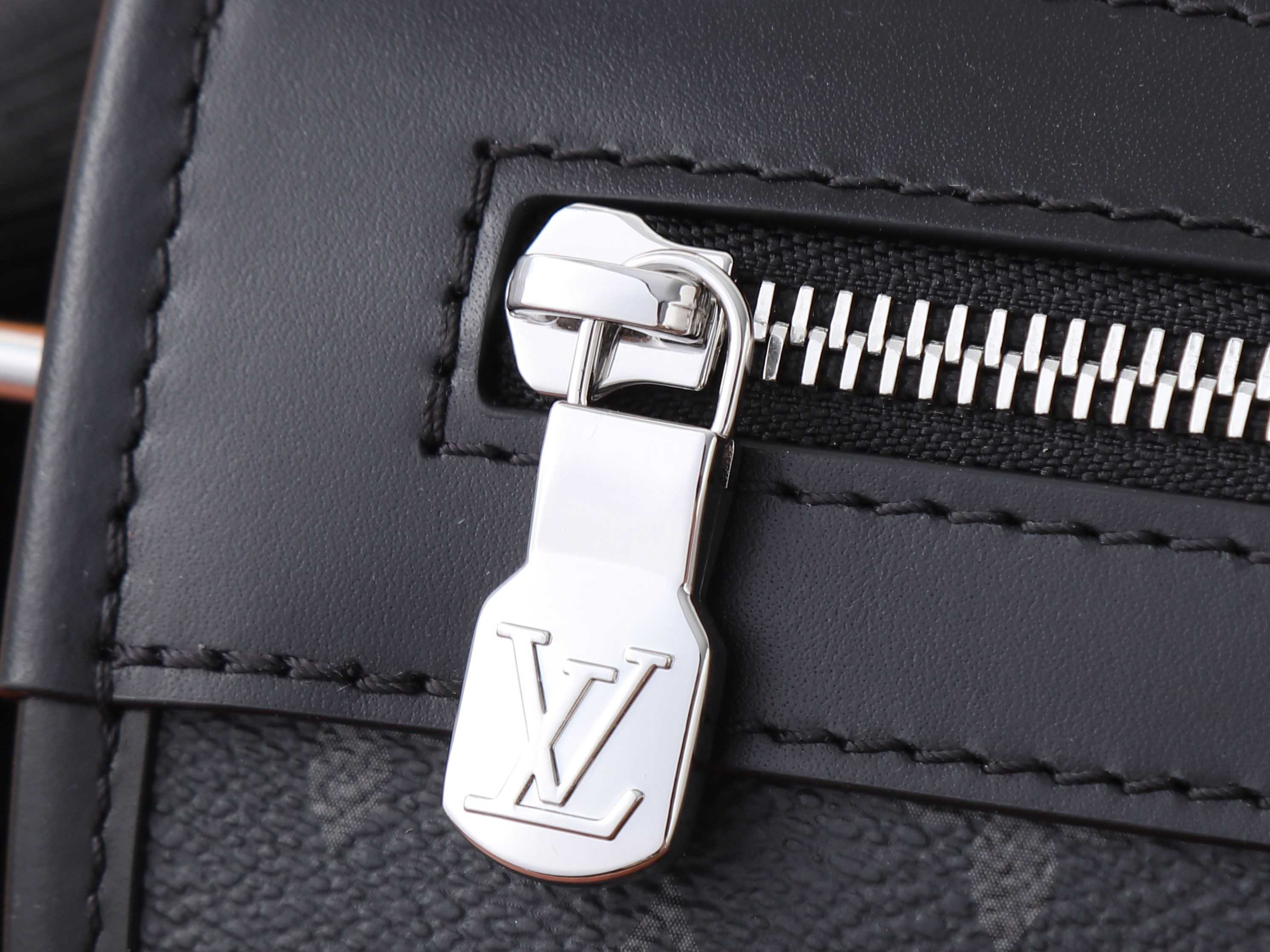 LV Courrier Messenger M28630 37x27x12cm