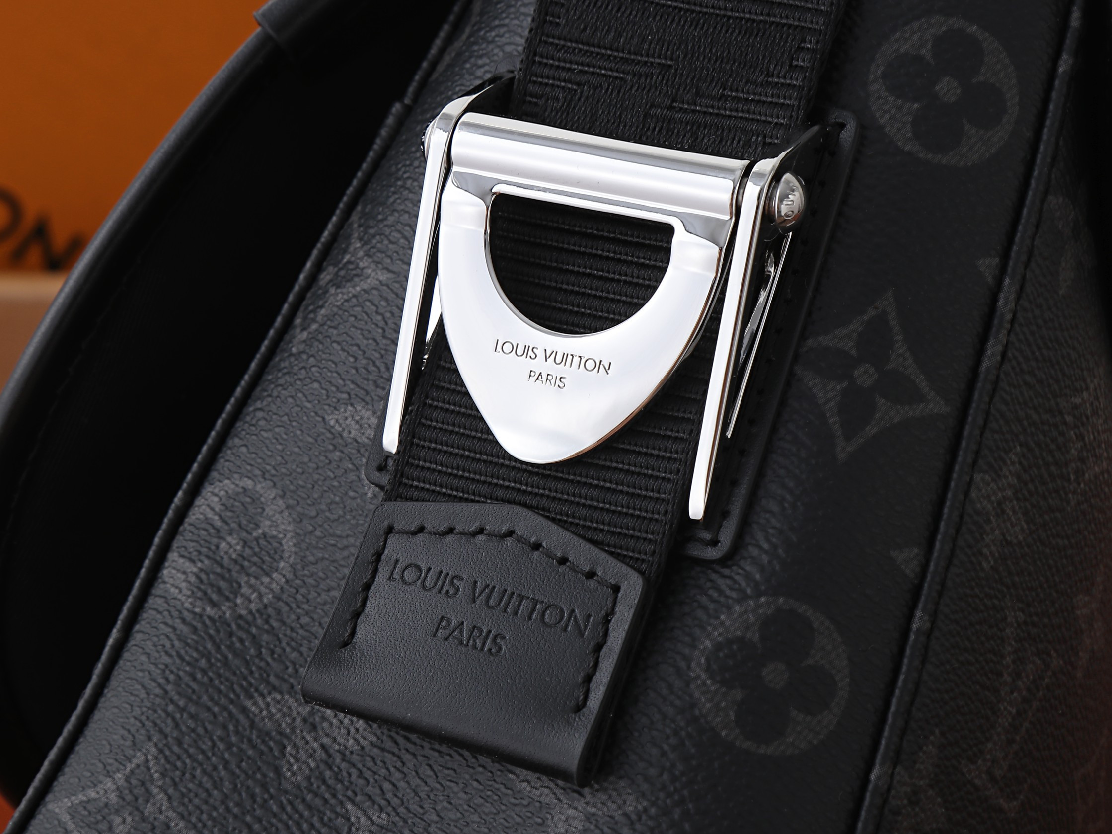 LV Courrier Messenger M28630 37x27x12cm