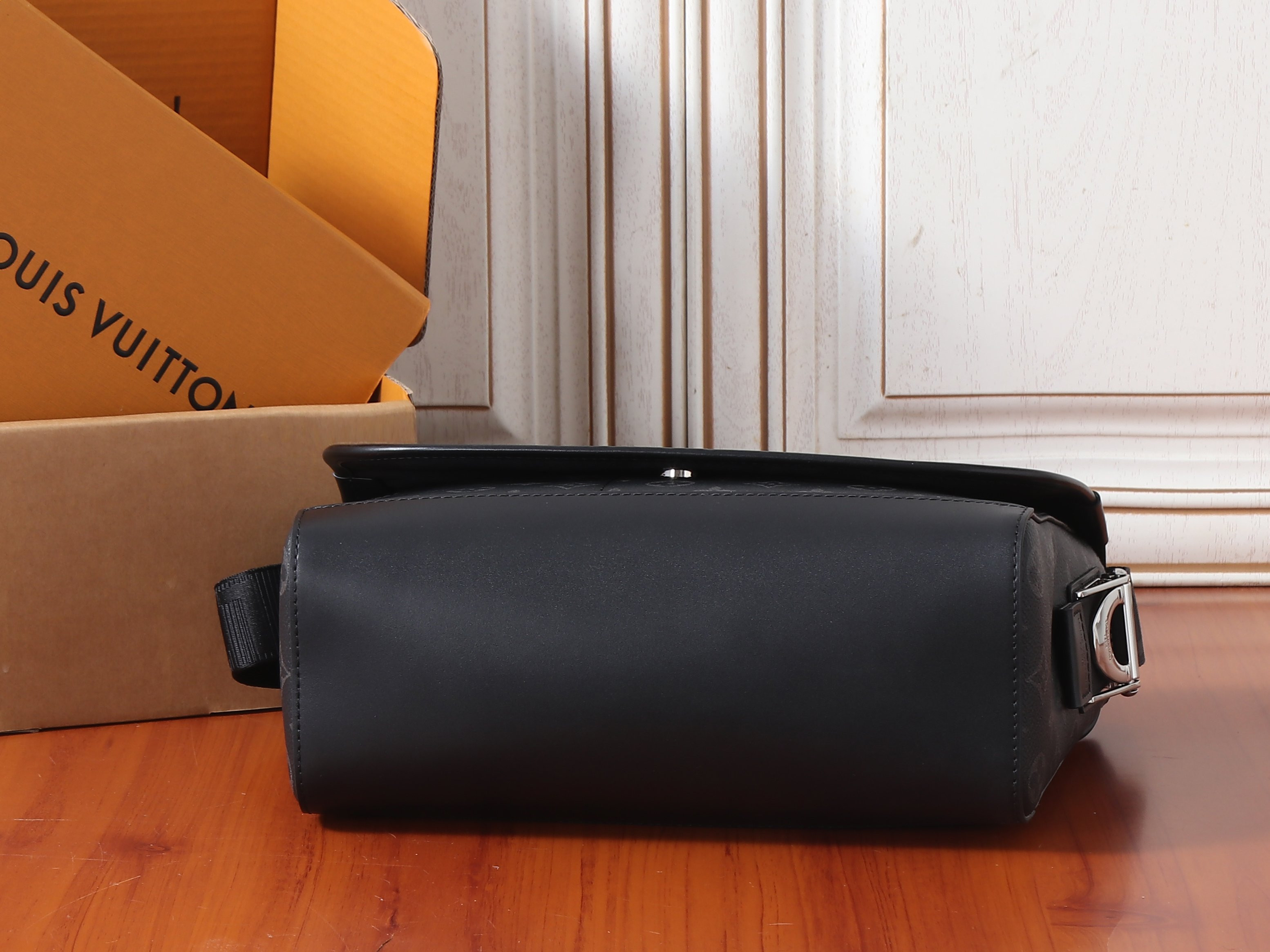 LV Courrier Messenger M28630 37x27x12cm