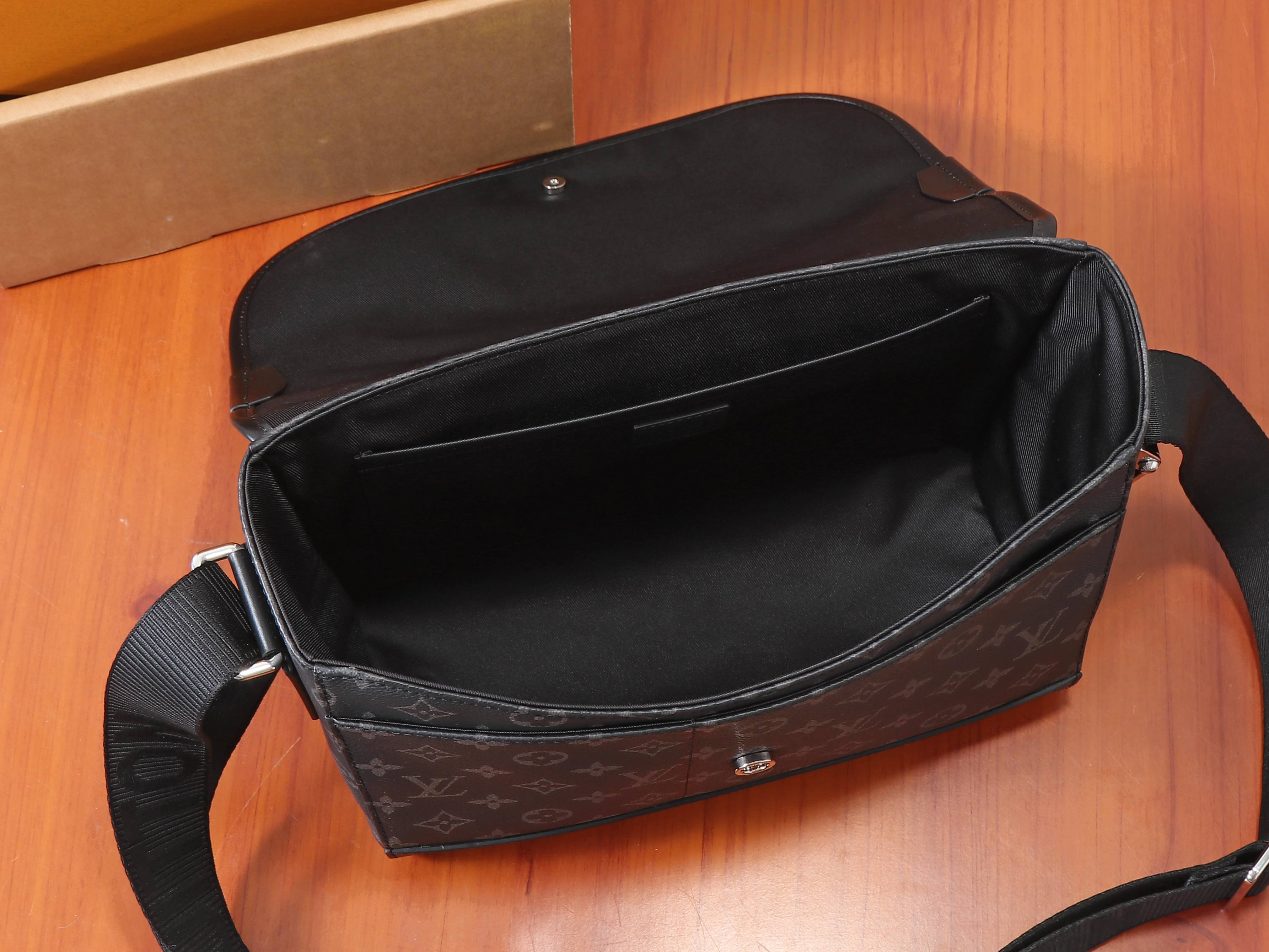 LV Courrier Messenger M28630 37x27x12cm