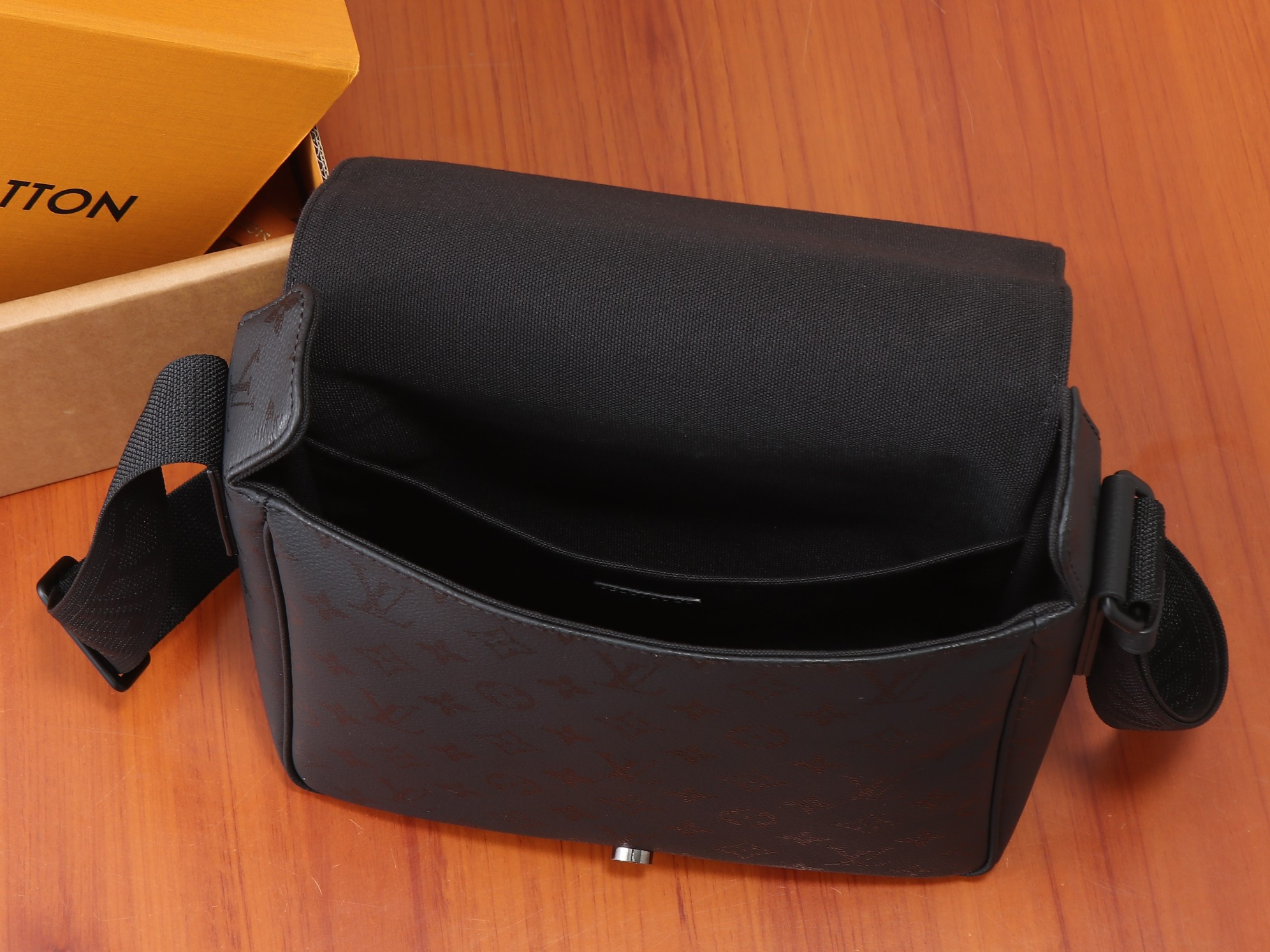 LV Bastille PM M2A195 23x27x8cm