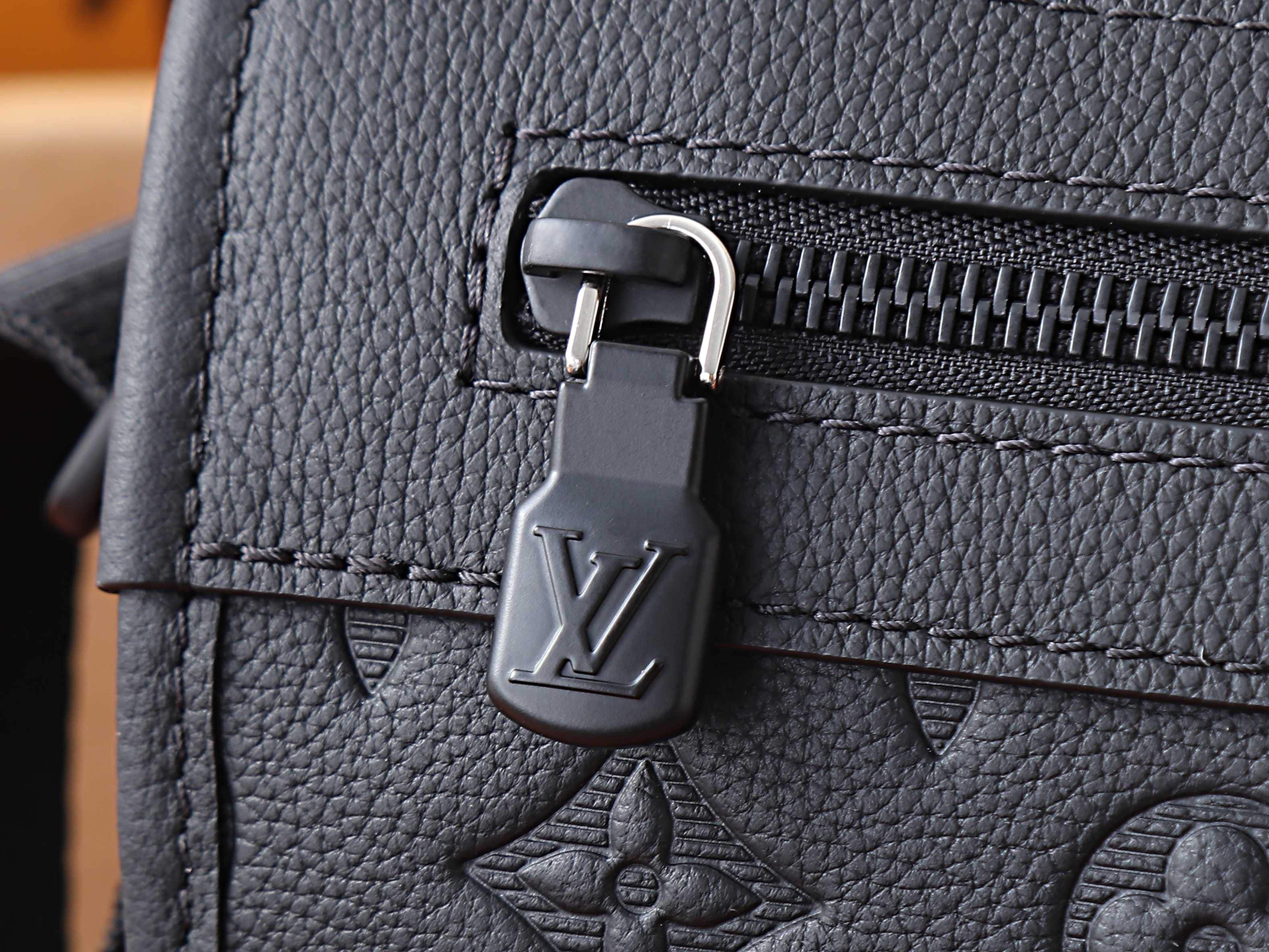 LV Courrier messenger bag M28781 37x27x12cm
