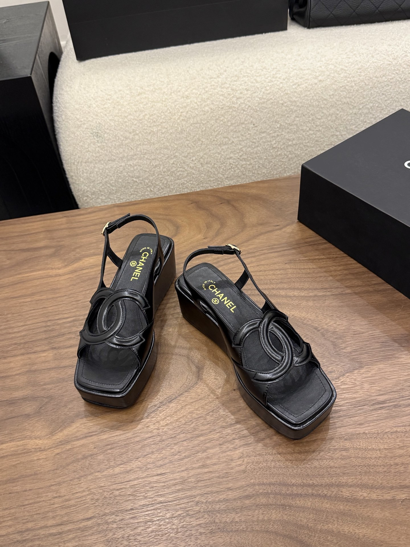 ua Ch*el sandals 5cm heel