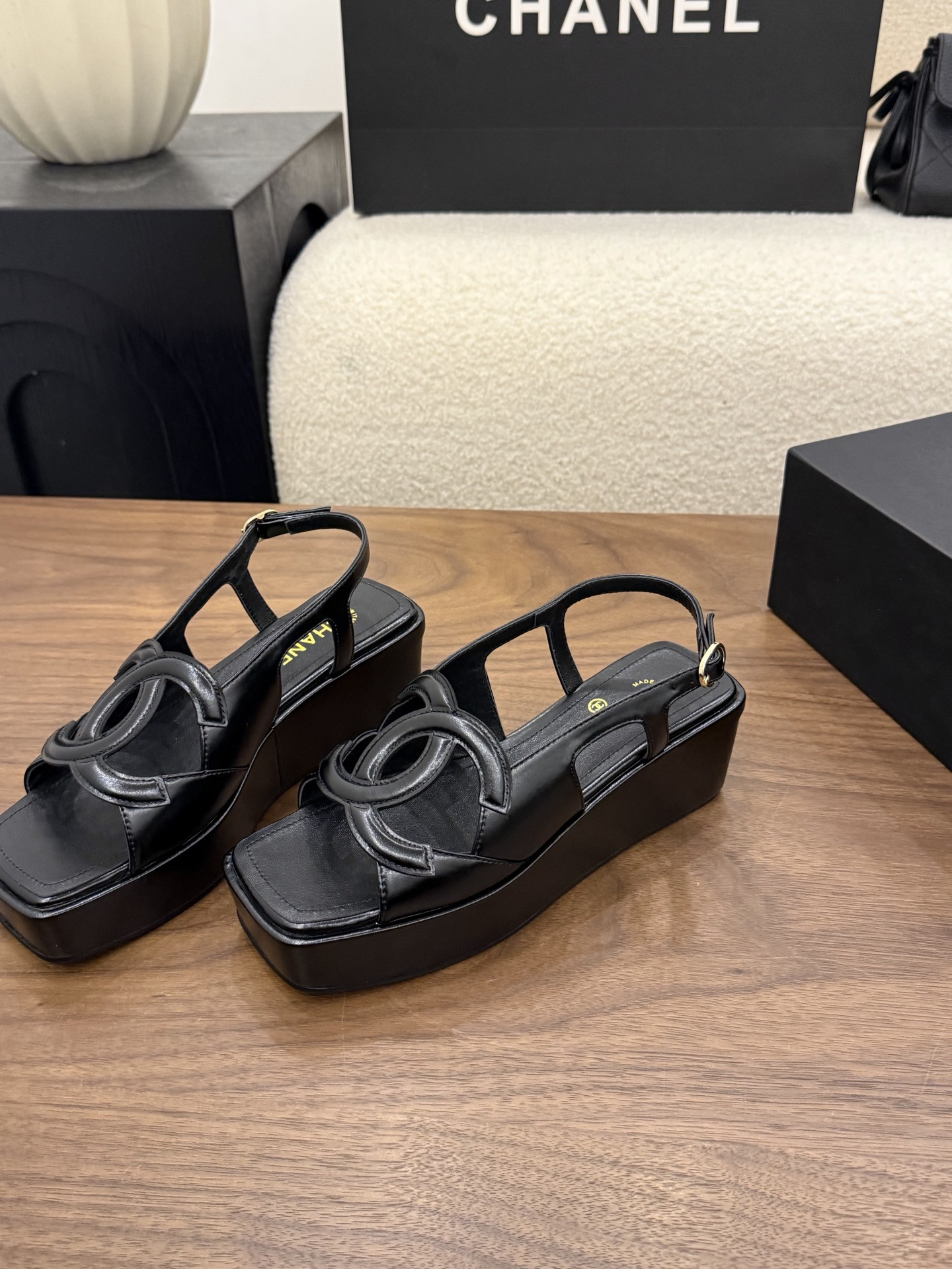 ua Ch*el sandals 5cm heel