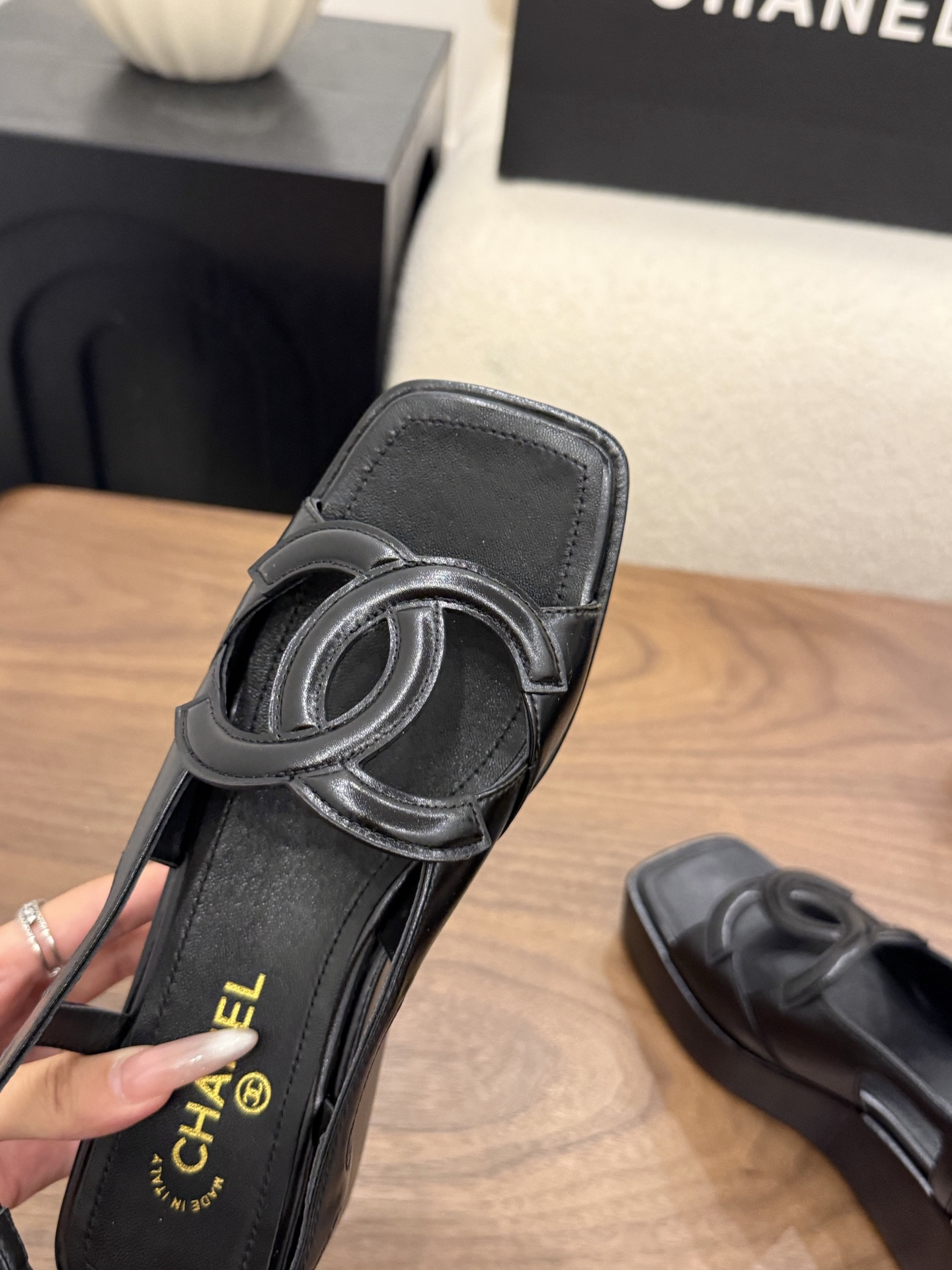ua Ch*el sandals 5cm heel