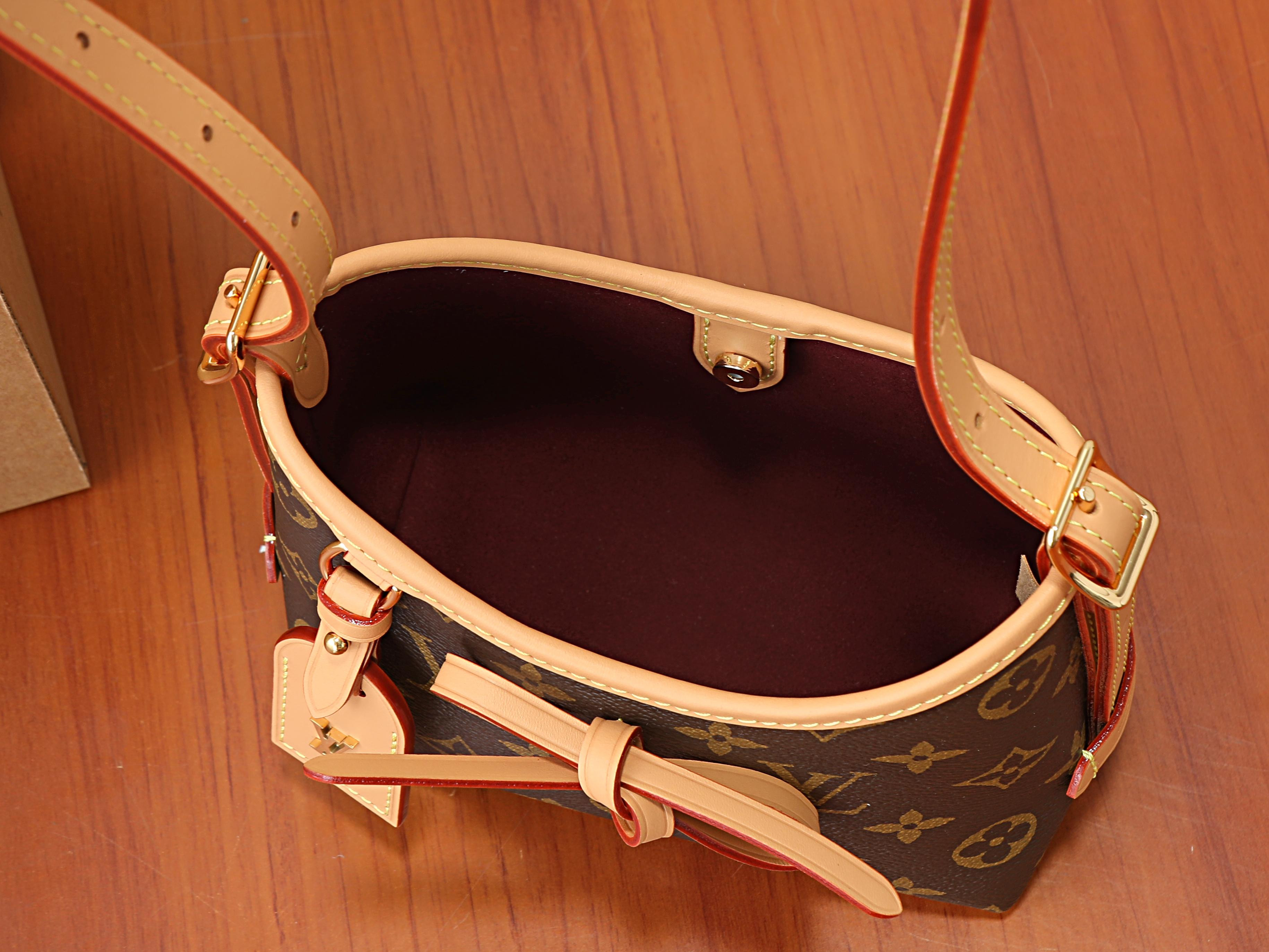 LV Nano CarryAll M2A711 16x15x9.5cm