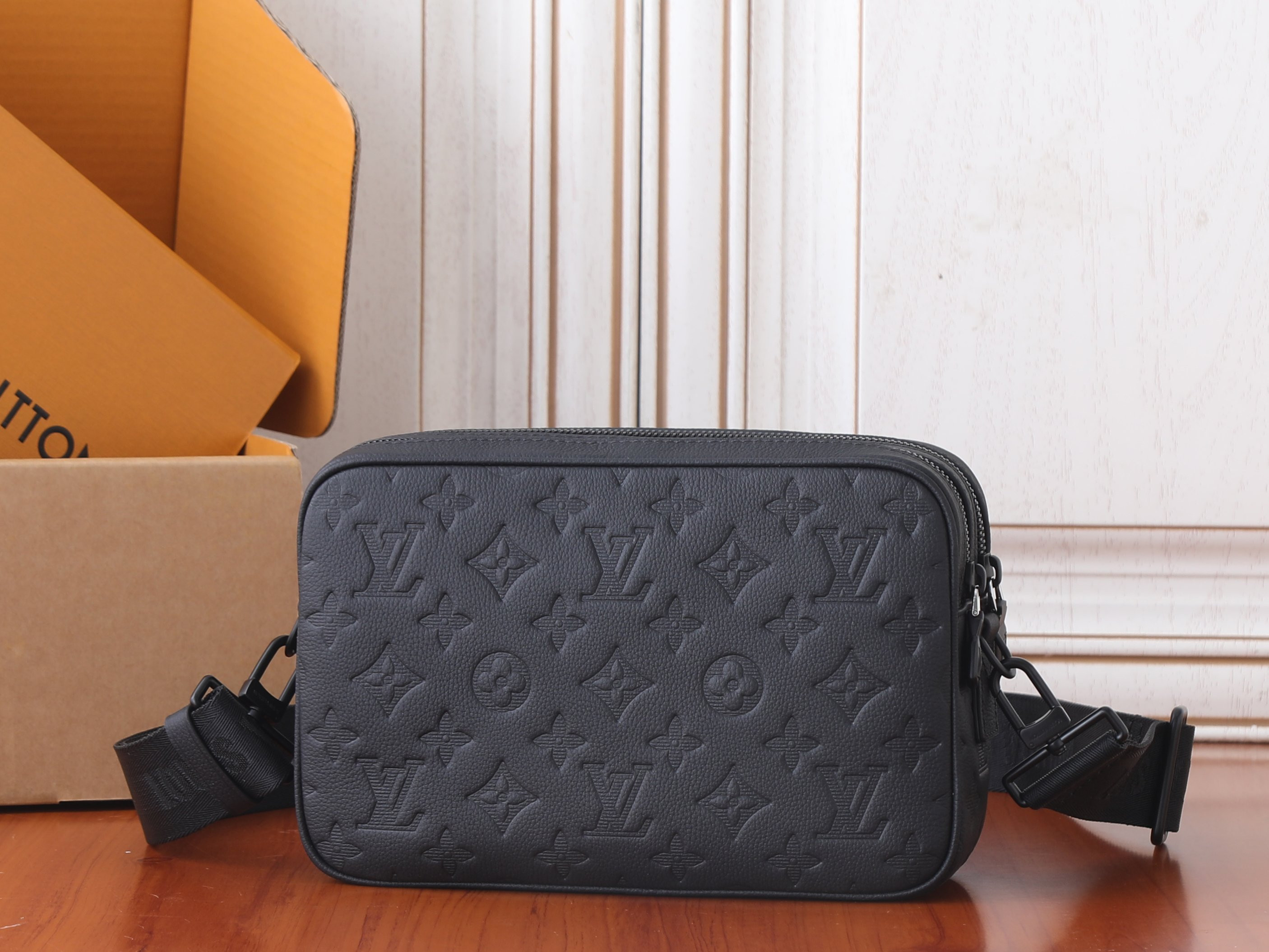 LV Alpha Messenger M28785 24x16x8cm