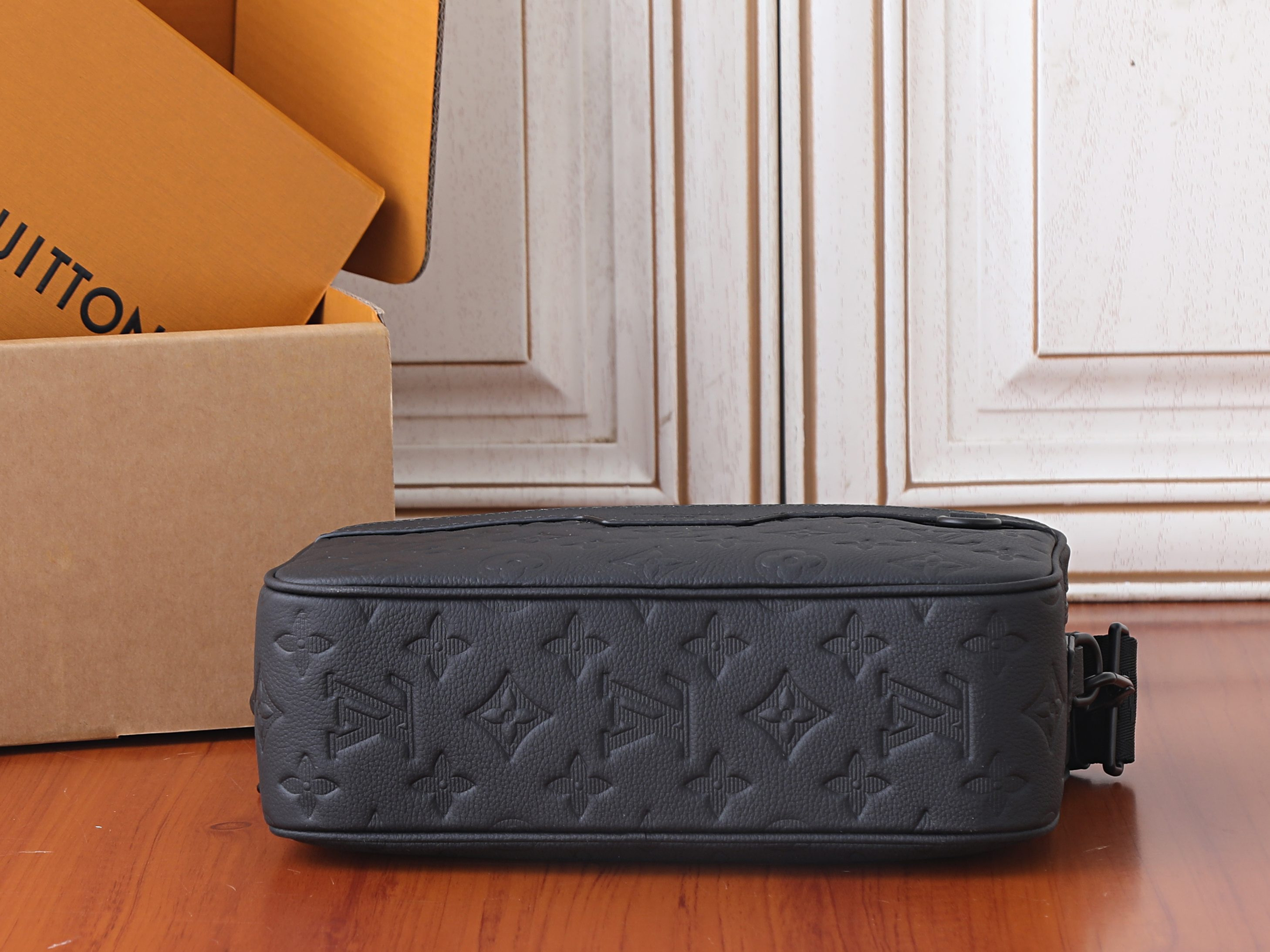 LV Alpha Messenger M28785 24x16x8cm