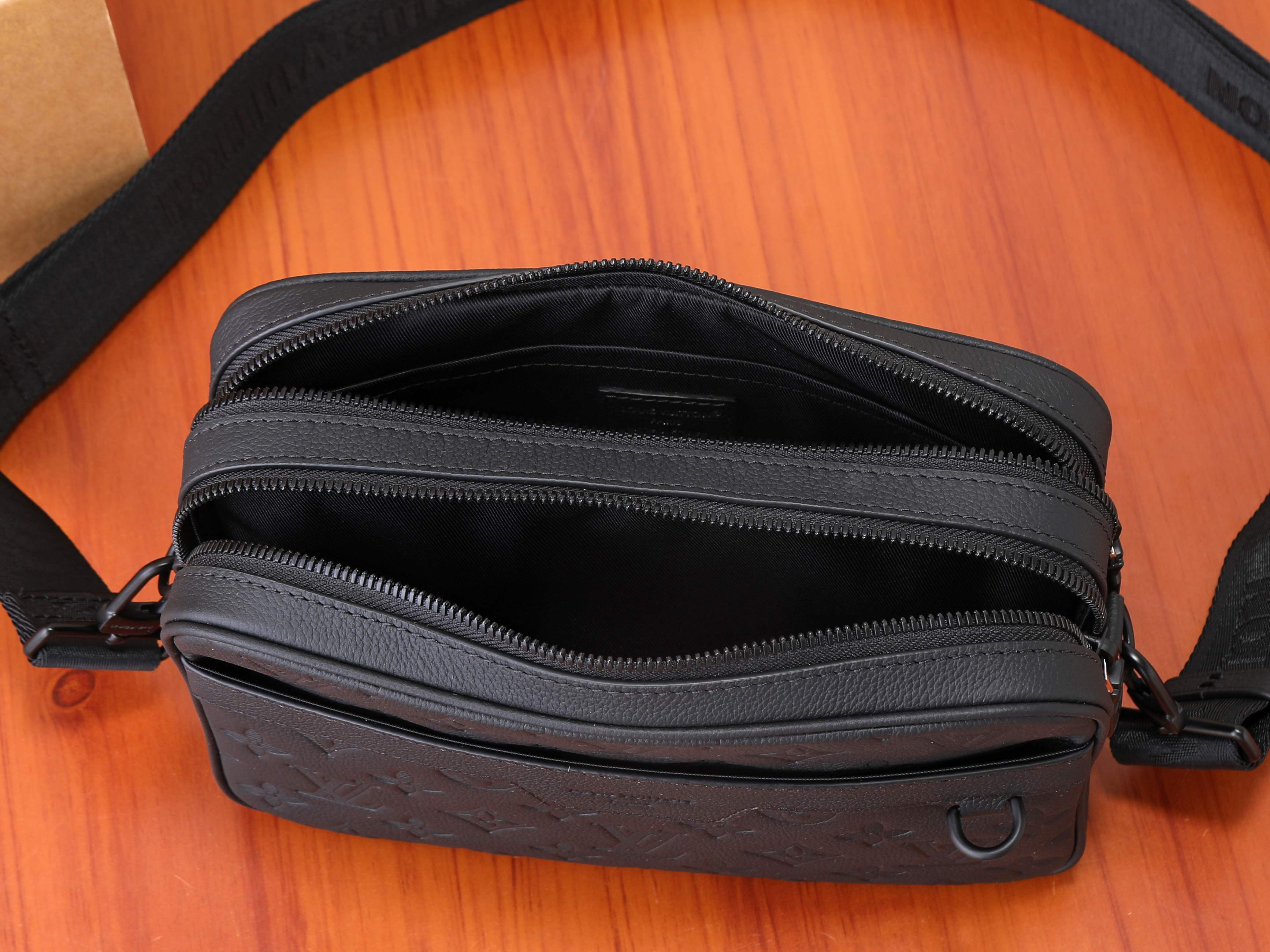 LV Alpha Messenger M28785 24x16x8cm