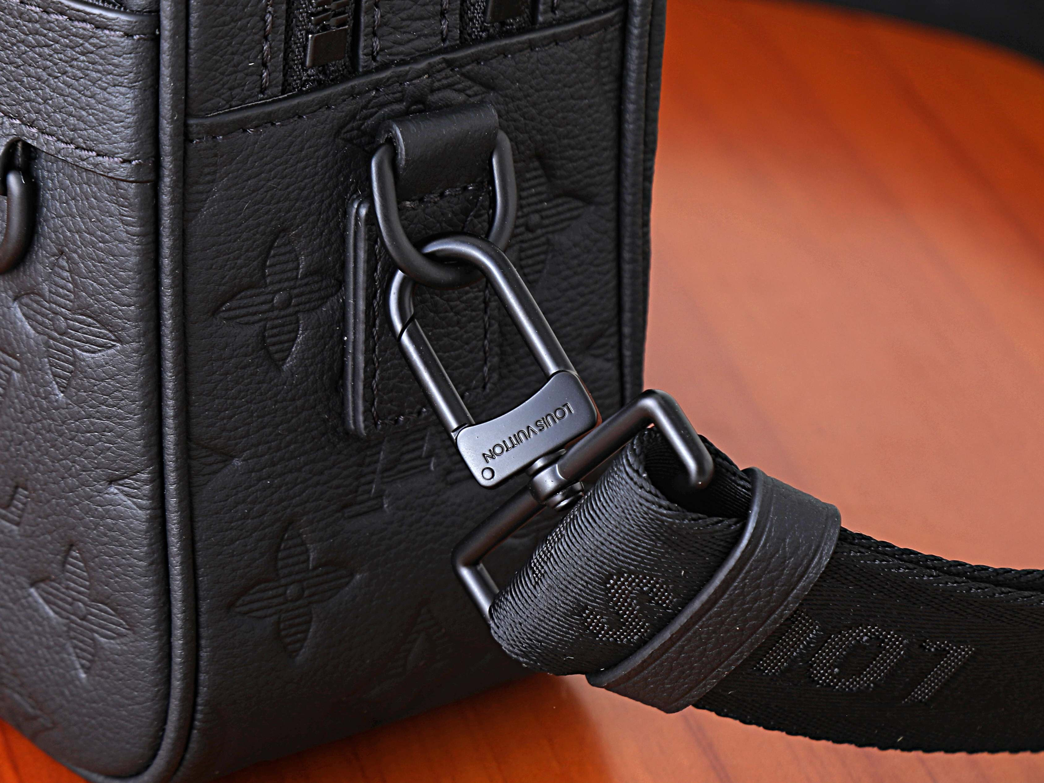 LV Alpha Messenger M28785 24x16x8cm