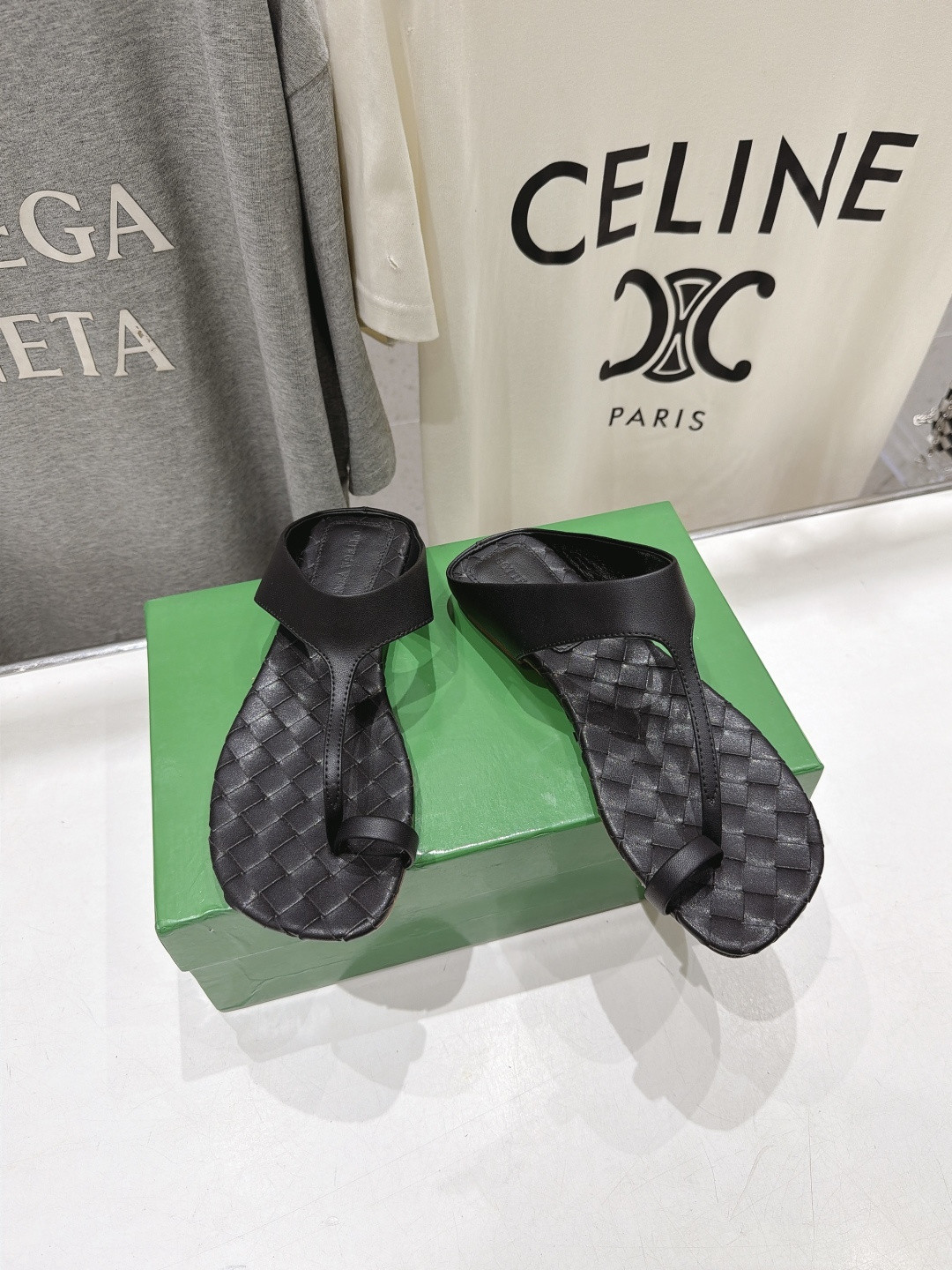 ua bo*te*ga Ve*ne*ta livia flat thong