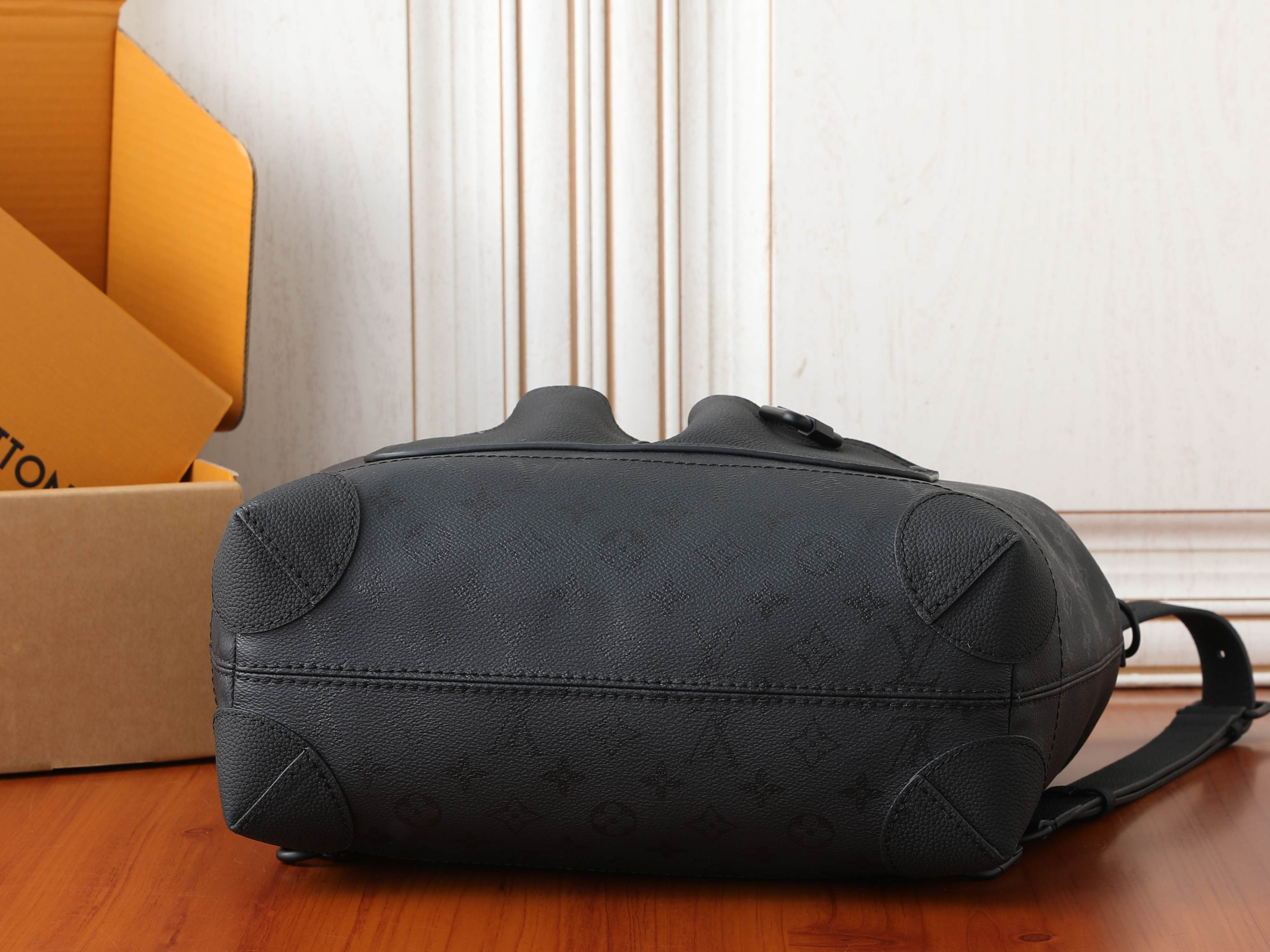LV Steamer 30 Backpack M2A253 32 x 33 x 14 cm