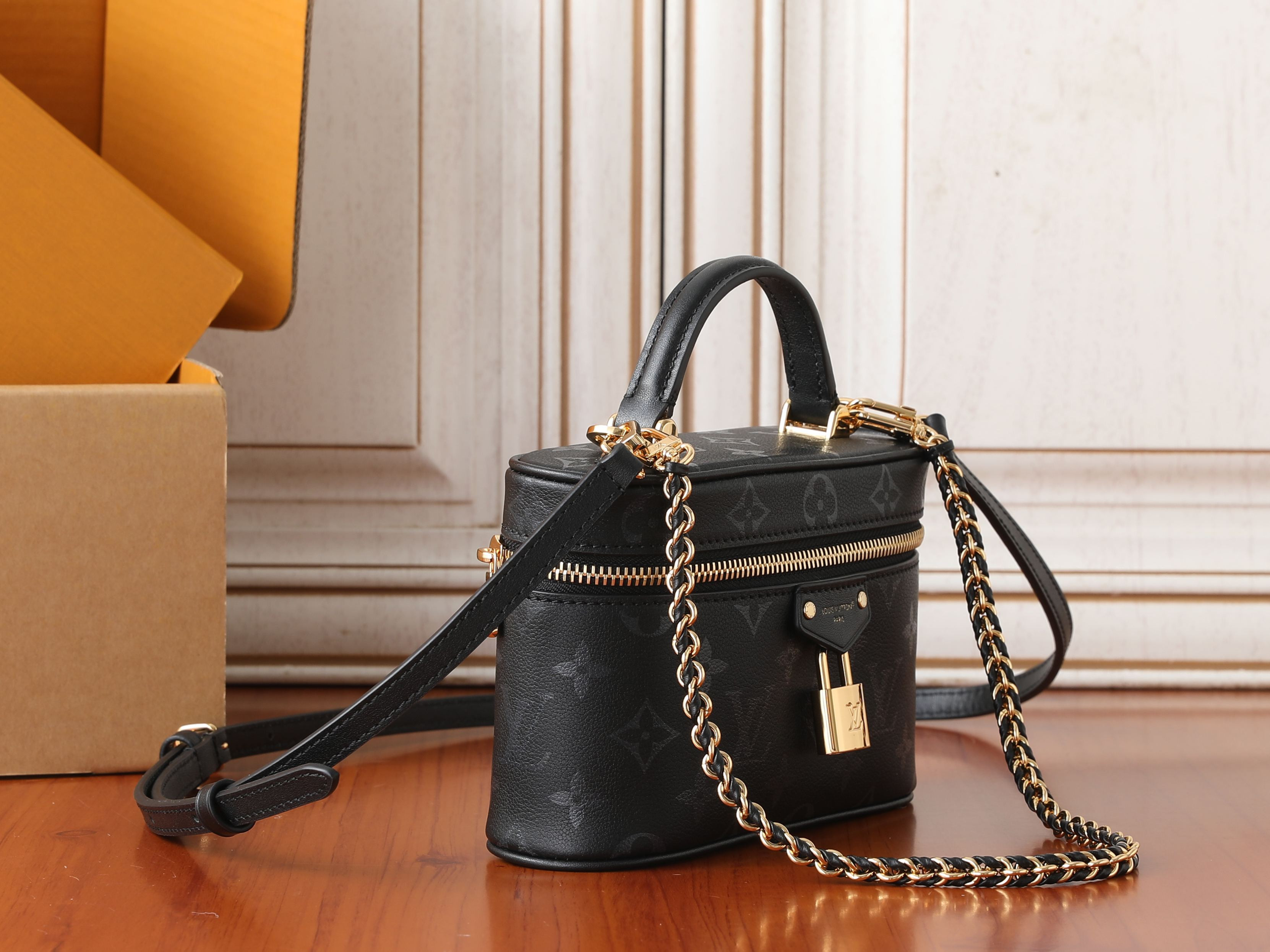 LV Vanity Chain Pouch M3A372 19x11.5x6.5cm