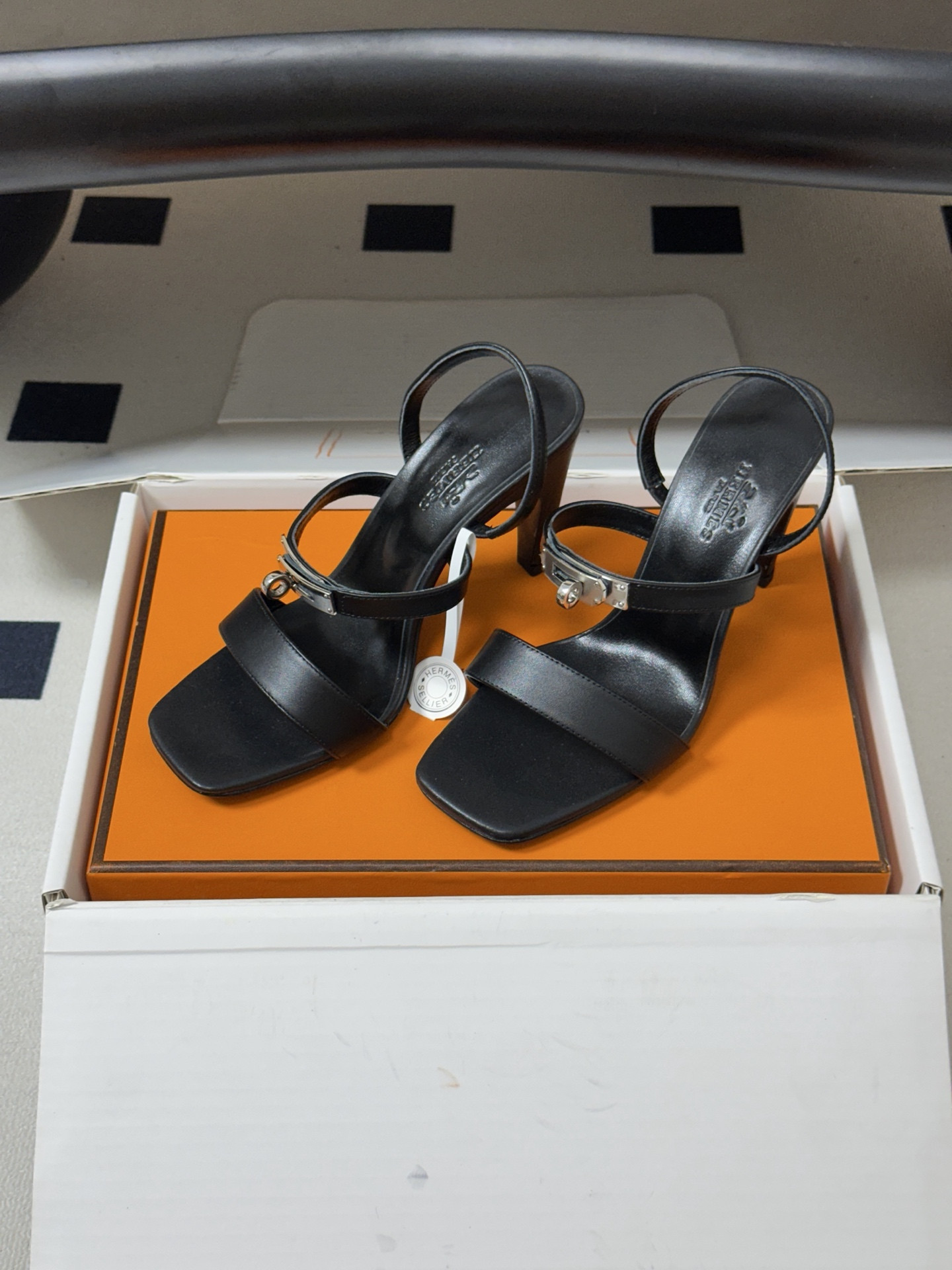 ua H**mes glamour sandals