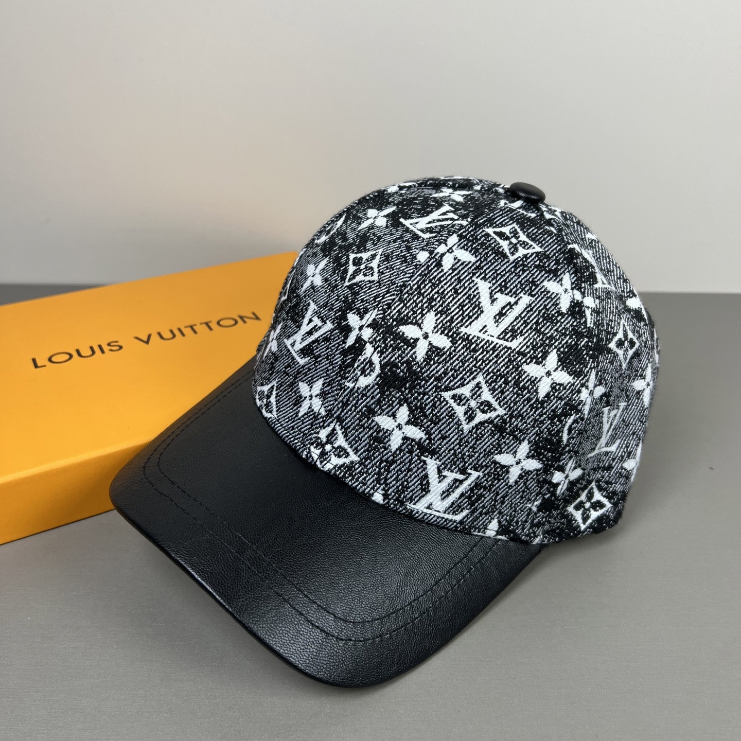 l0*is V*t0n baseball cap