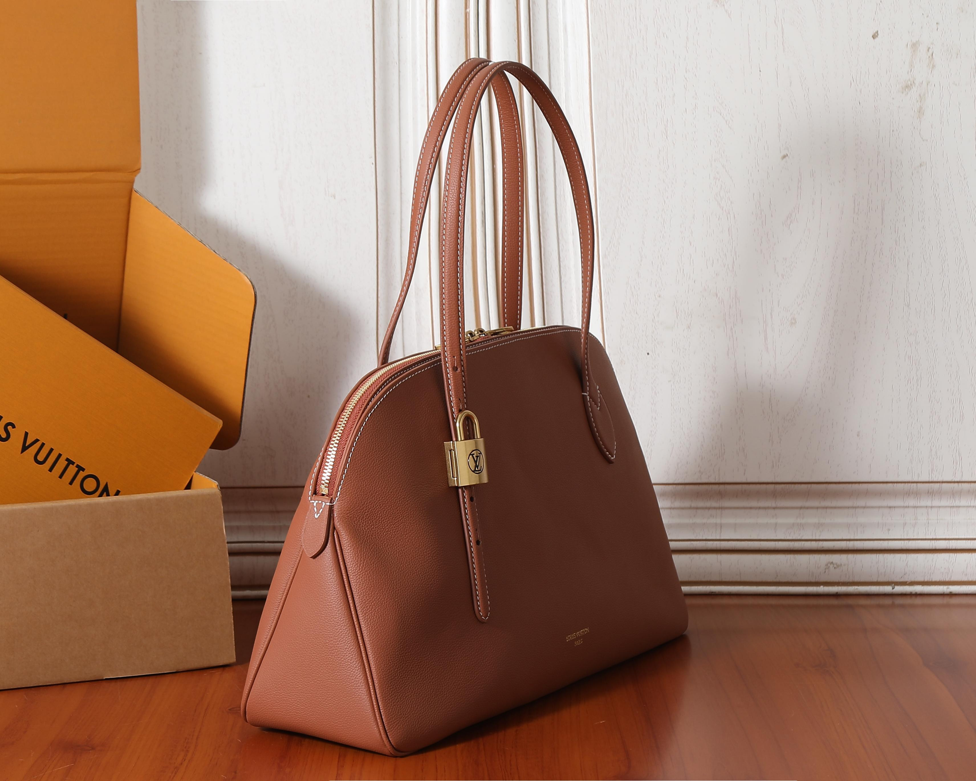 LV Low Key Duffle Tote M26688 43.5 x 26.5 x 14.5 cm