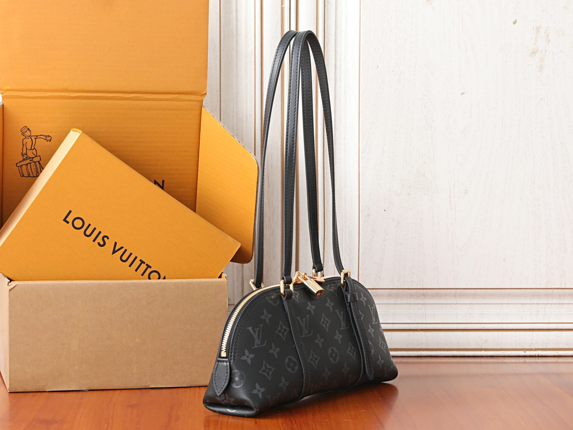 LV Squire East-West M3A167 29 x 14 x 8 cm