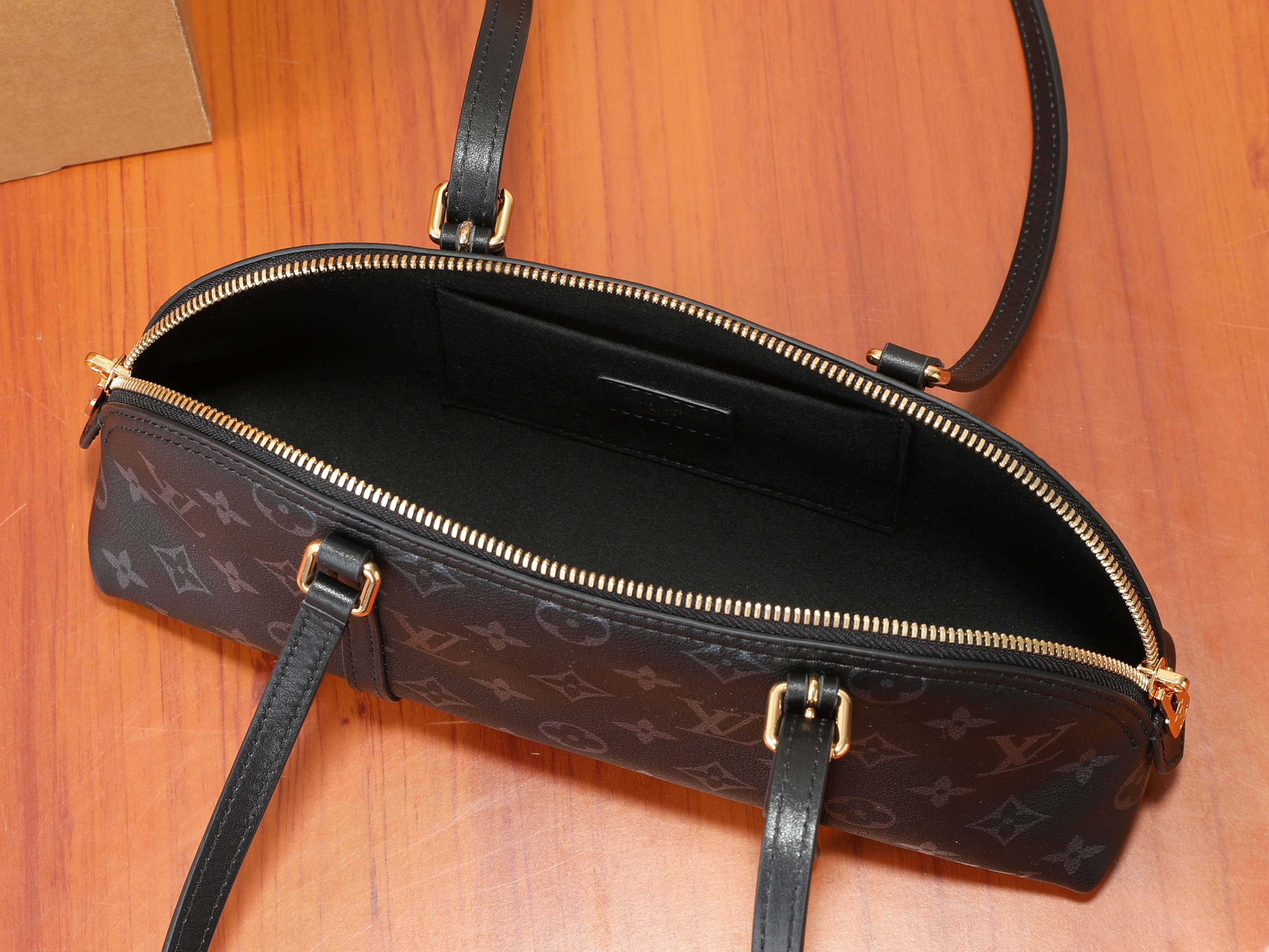 LV Squire East-West M3A167 29 x 14 x 8 cm