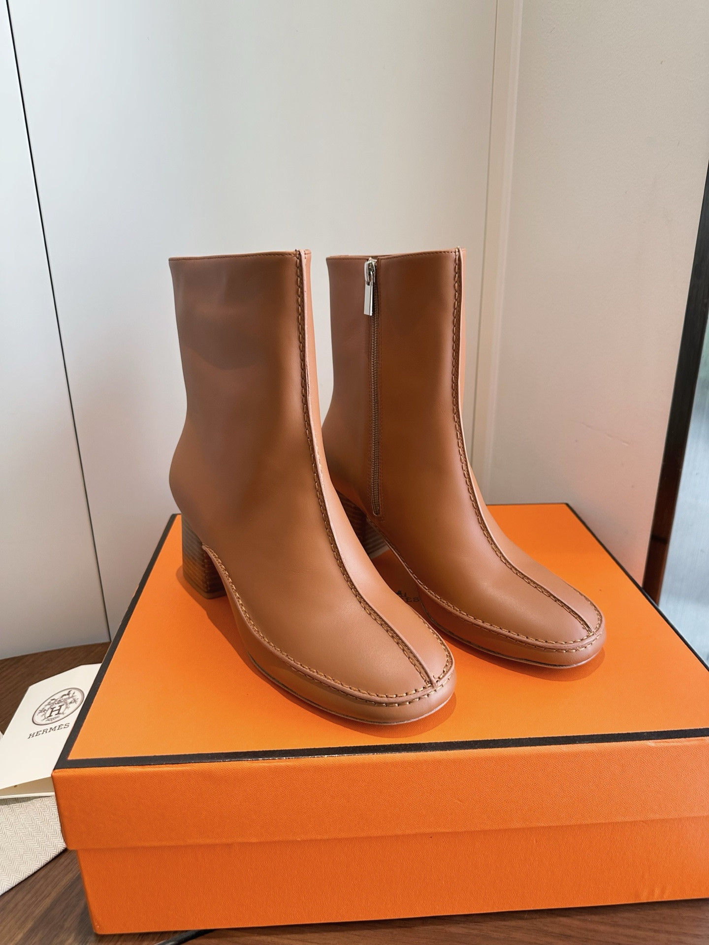 ua H**mes maureen ankle boot