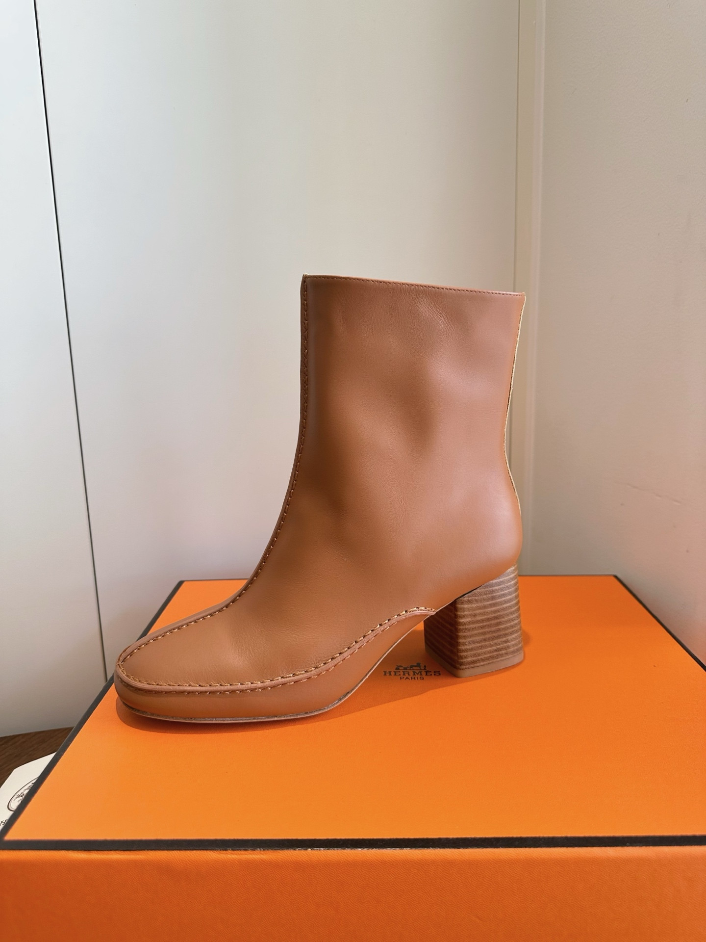 ua H**mes maureen ankle boot