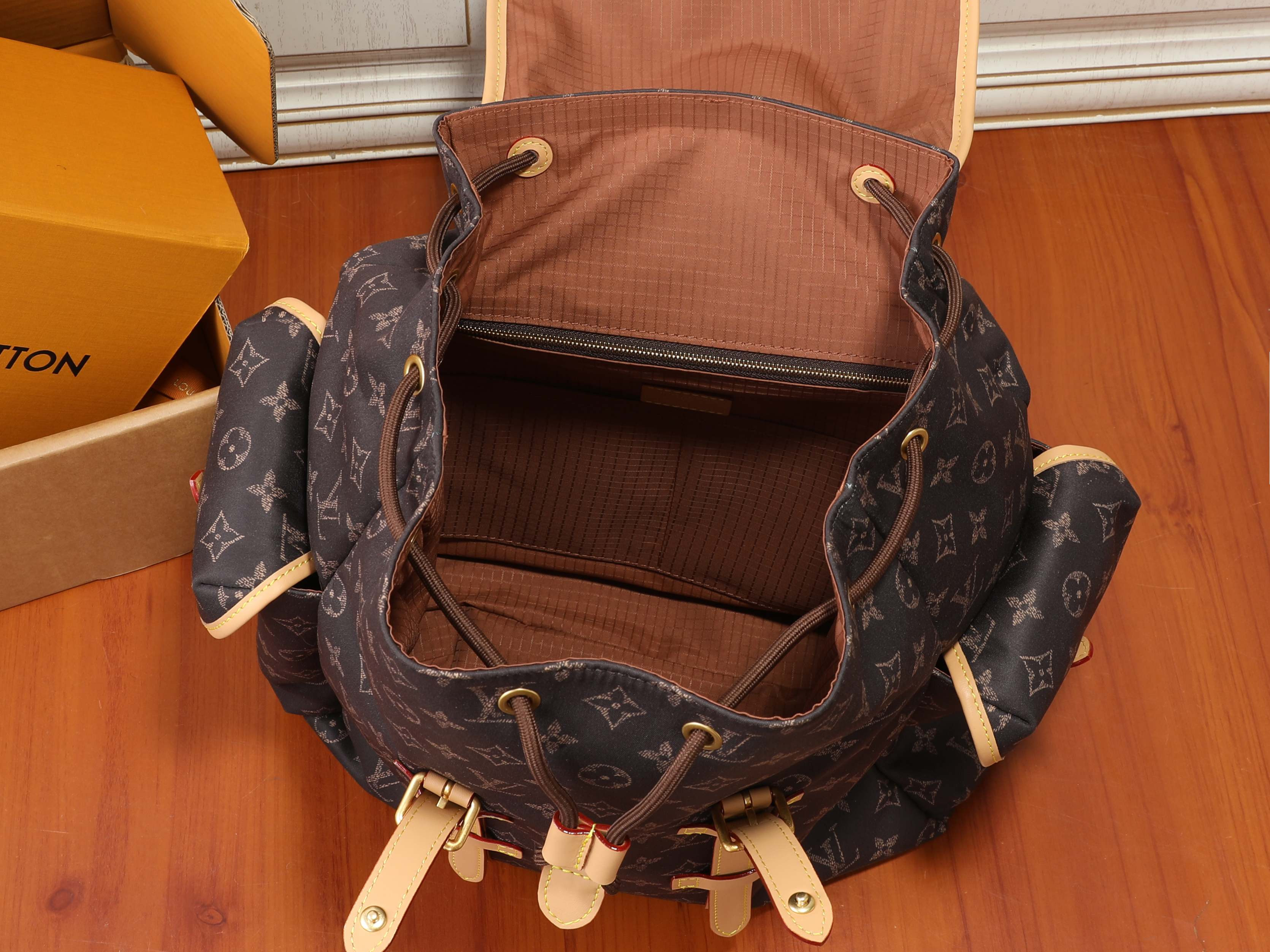 LV Christopher East West MM Silk Tech M2A423 51 x 44 x 26 cm